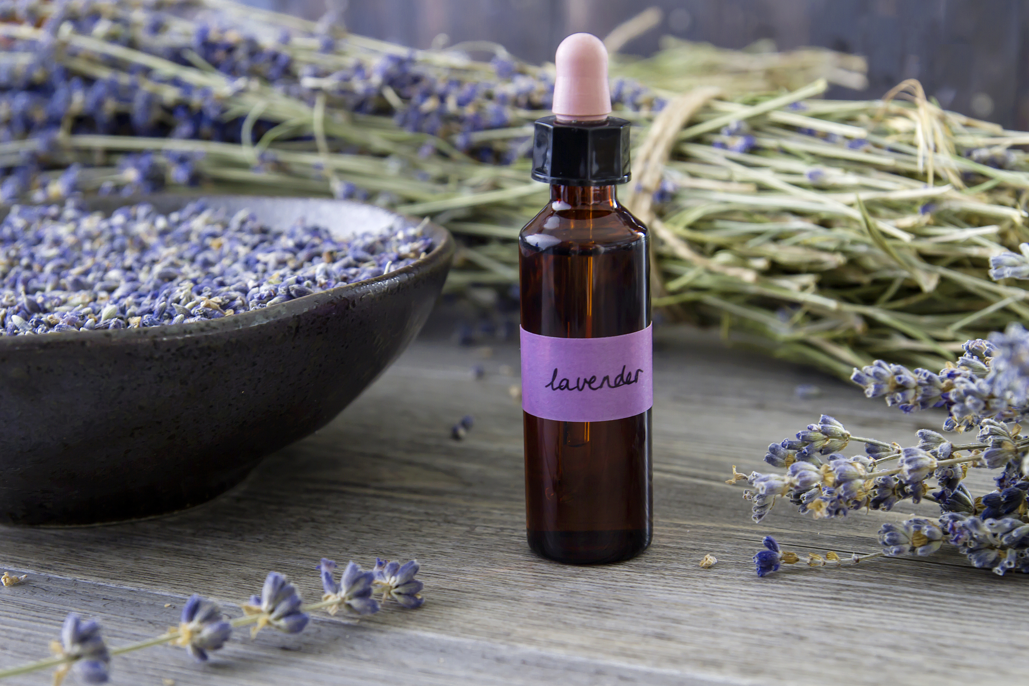 请以“Can Tea Tree Oil Help Manage Rosacea? How To Use It?”为主题，写一篇文章，用英文。