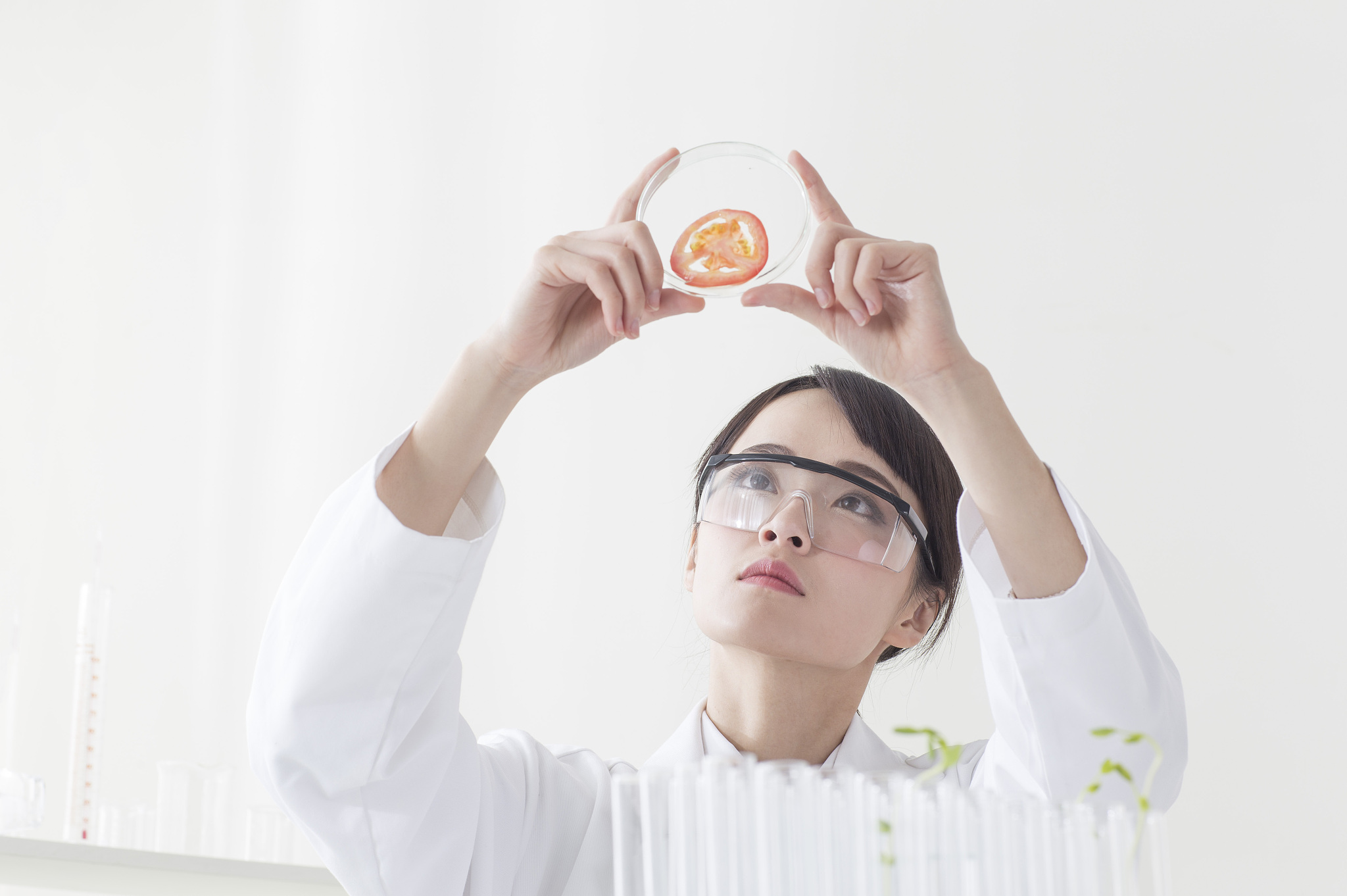一位女性科学家在做基因改造