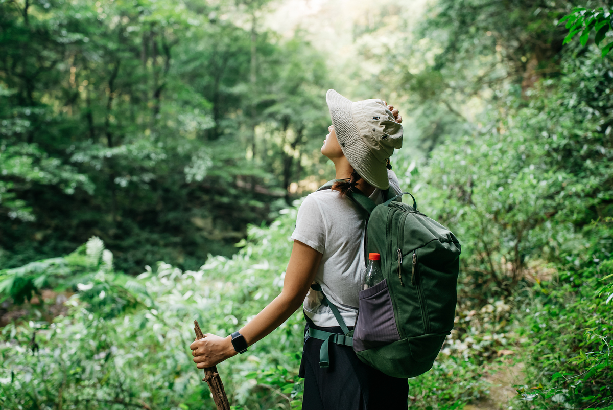 要求用户外博主的口吻以我的户外徒步趣事分享为题写一篇1000字文章