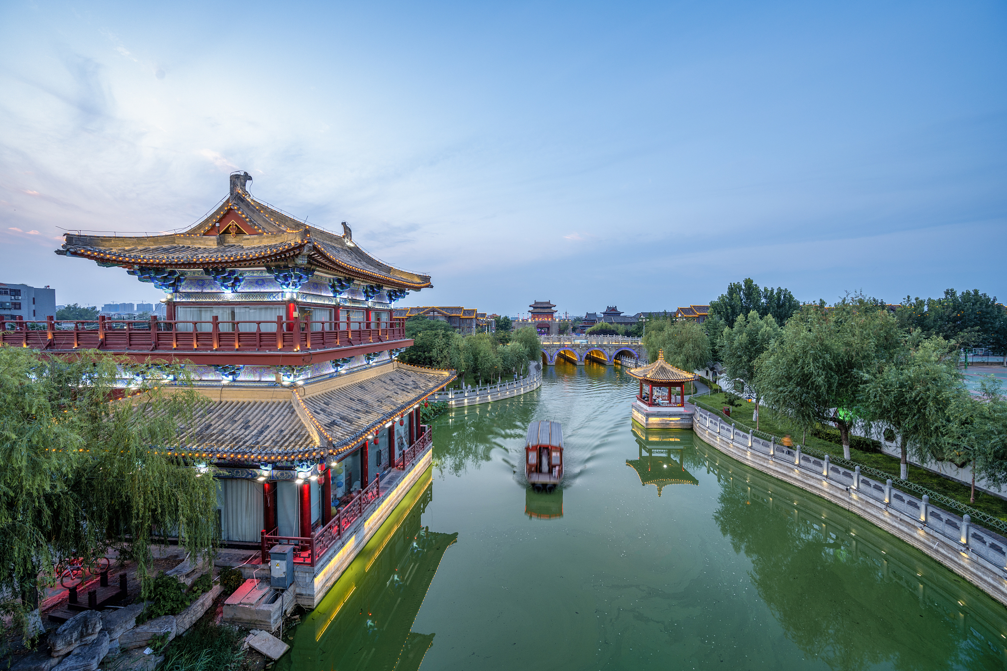 中国河南开封大宋御河夜景