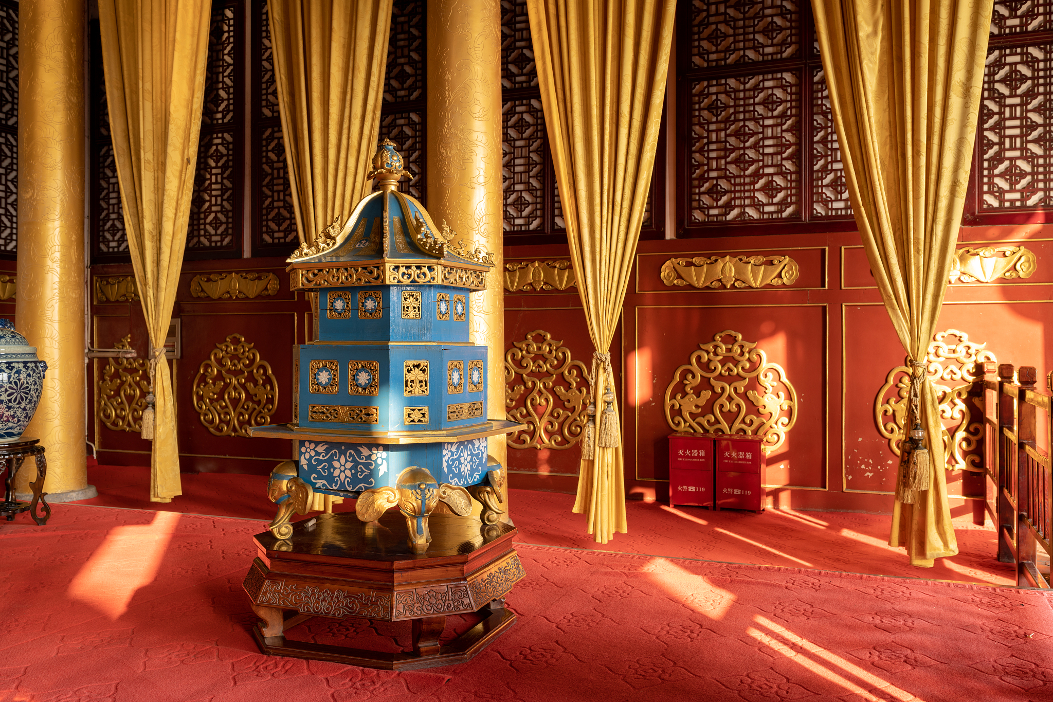 中国皇帝在宫廷的场景 - 壮丽威严的画面