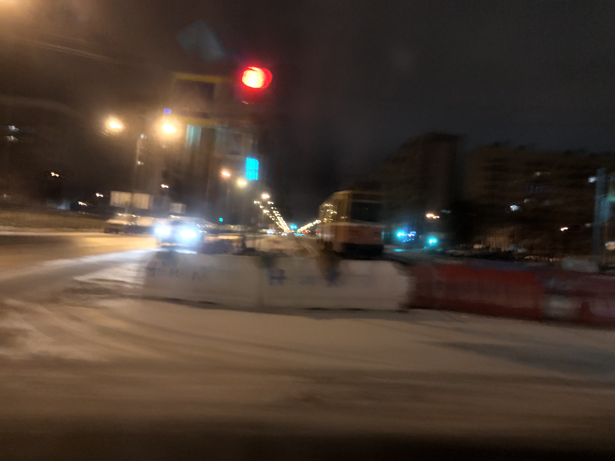 雨雪雾夜天气特点：湿冷、能见度低