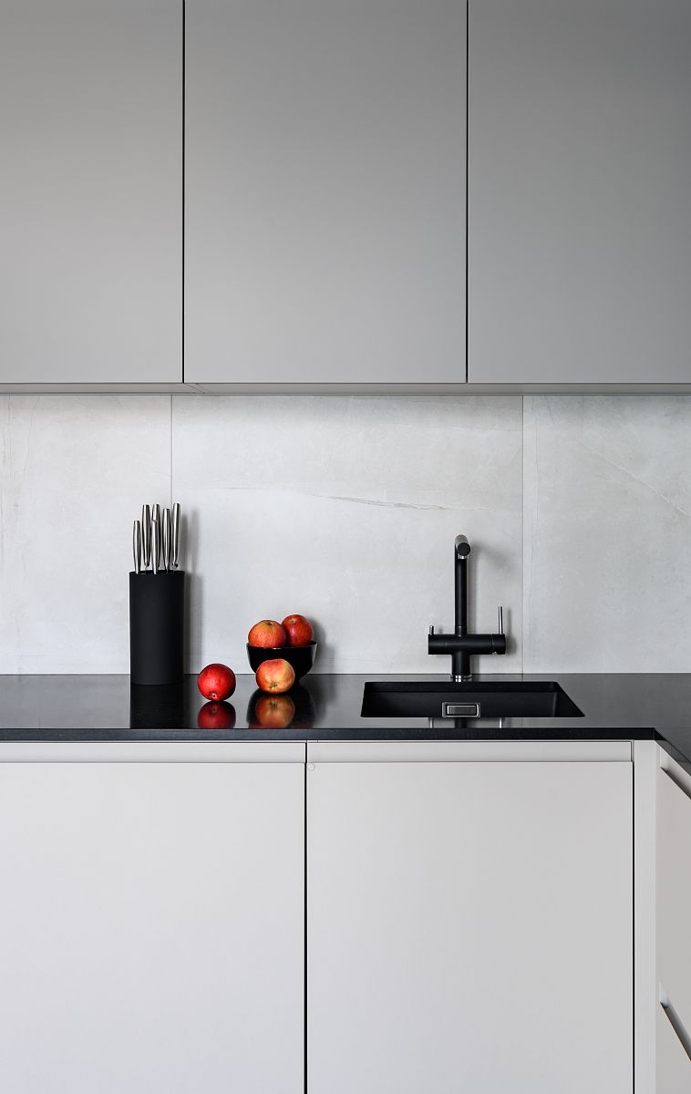 风尘灰柜门搭配什么颜色墙面帮我用210字详细描述