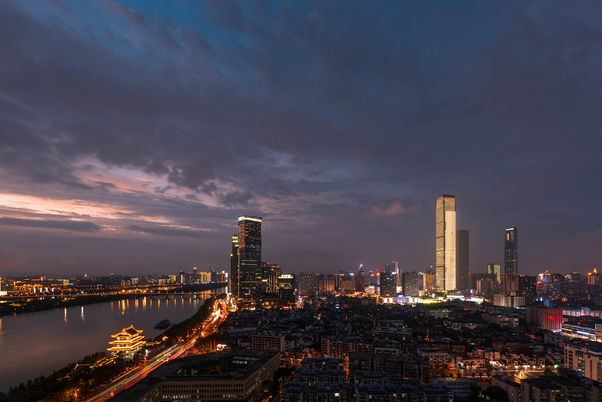 湖南省长沙市华远华中心与国金中心晚霞夜景城市天际线