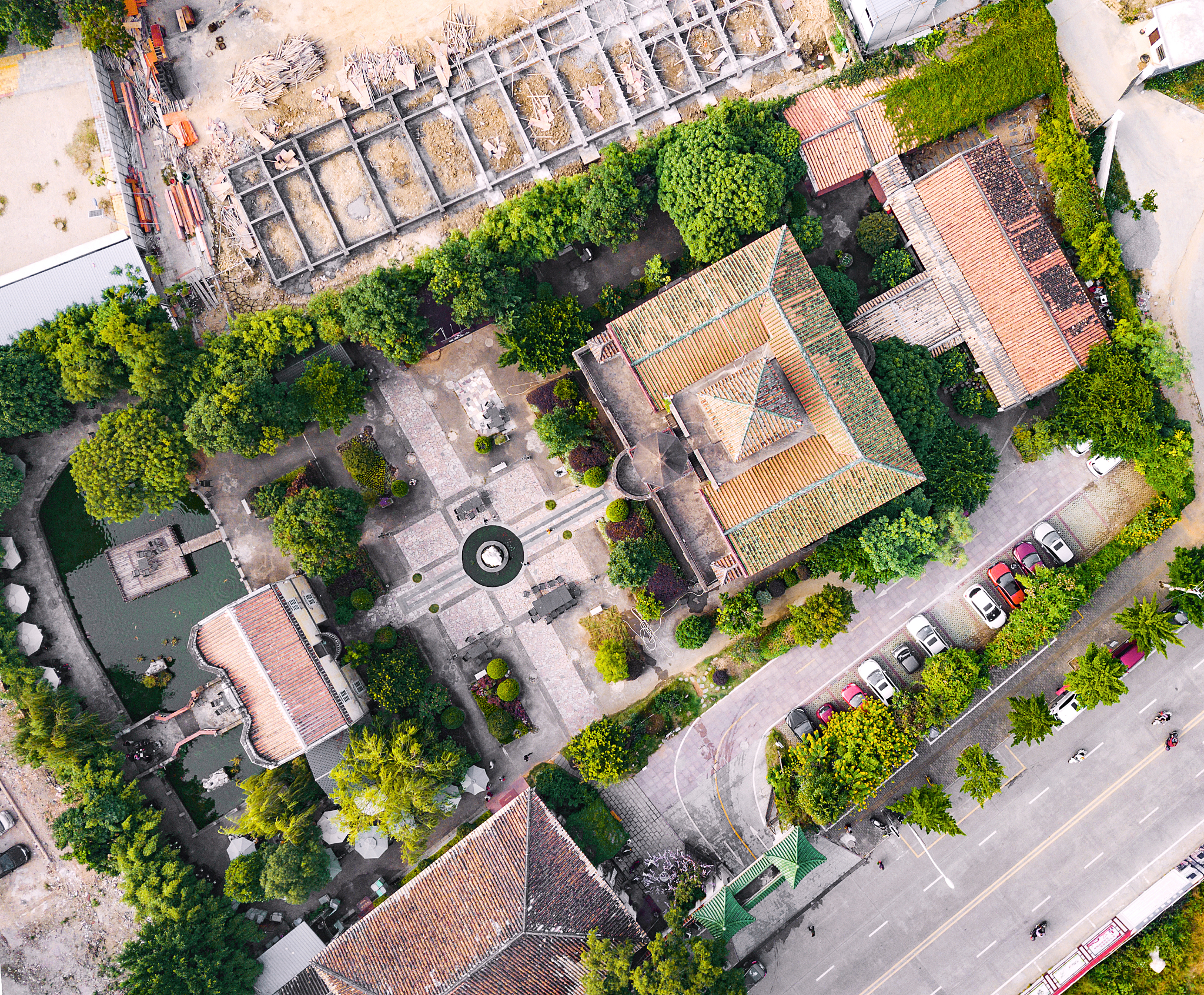 我立项课题需要一个报告进行申请课题名称：《城市更新背景下的老旧社区环境艺术研究》关键词：城市更新、老旧社区、环境艺术设计请列举国内外研究的现状和趋势我需要具体的研究学者、理论文章及主要思想文献名称请尽量多列举一些