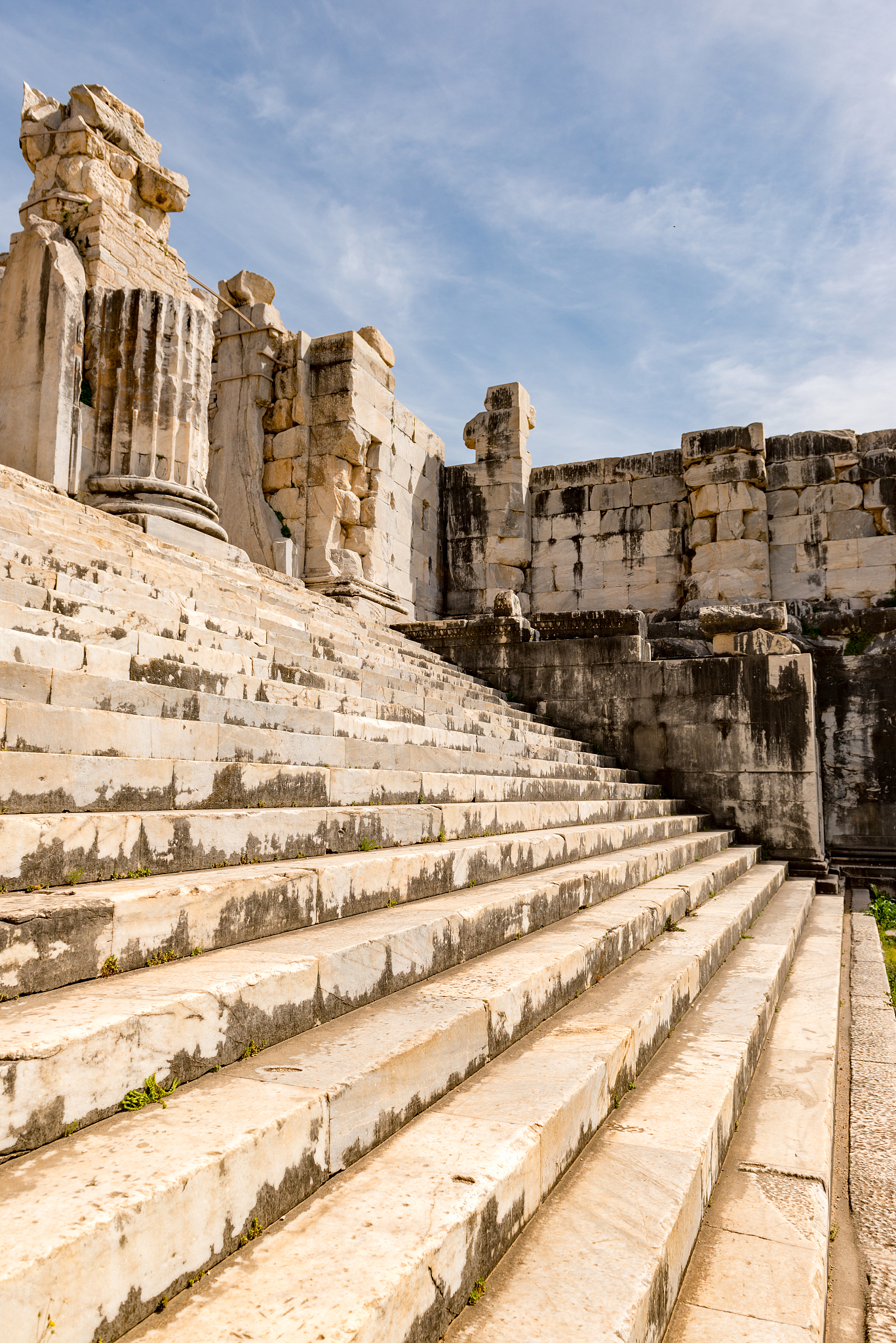 中国古代神 vs 西方古代神：形象、功能、信仰和地位的差异