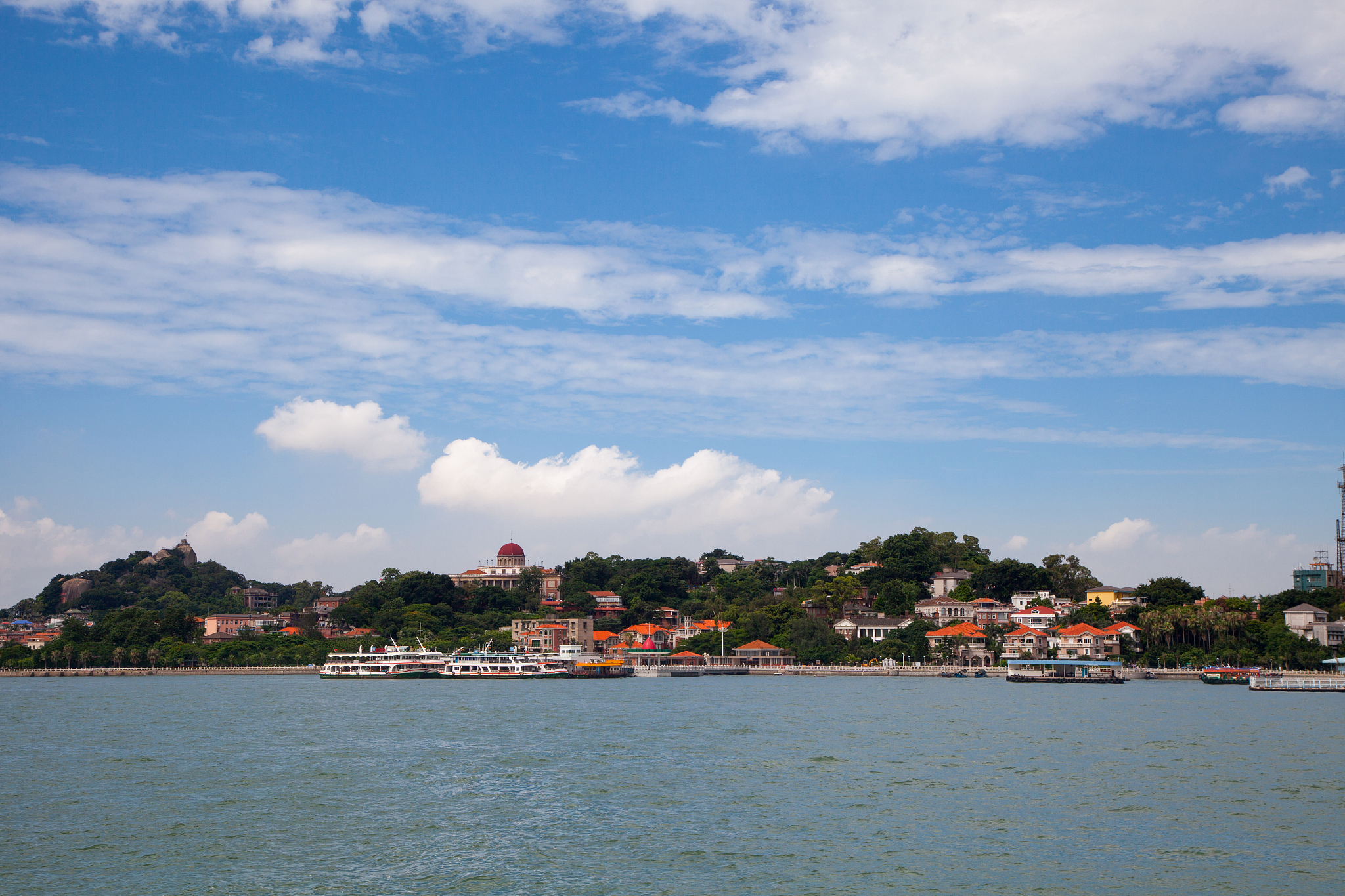 翻译一下我是一名来自小岛城市厦门的学生