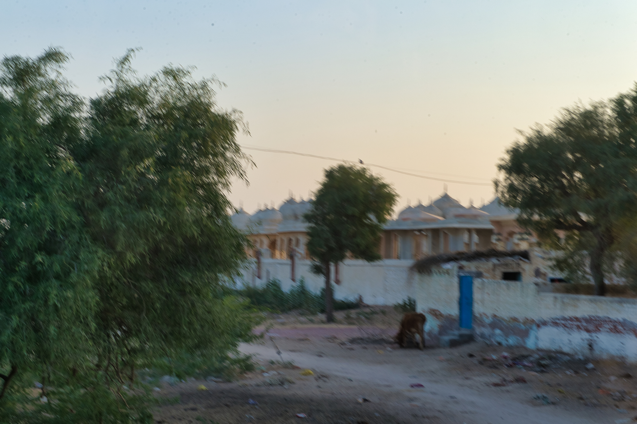 根据下面的内容写一篇1000个字文章3月27日上午10时左右吉林省四平市铁东区一理发店发生一起凶杀案。一名前去理发的顾客疑因头发染色问题与店主发生口角店主在顾客洗头时拿菜刀砍向顾客致其死亡。附近居民告诉顶端新闻记者事发地区为铁东区山门镇理发店为镇街道旁常见的二层小楼理发店地处街尾的一楼门面120来得再快也来不及头都快跟身体分家了。店主和顾客都是中年人都是镇上的。附近居民介绍该顾客本想第二天去村里随