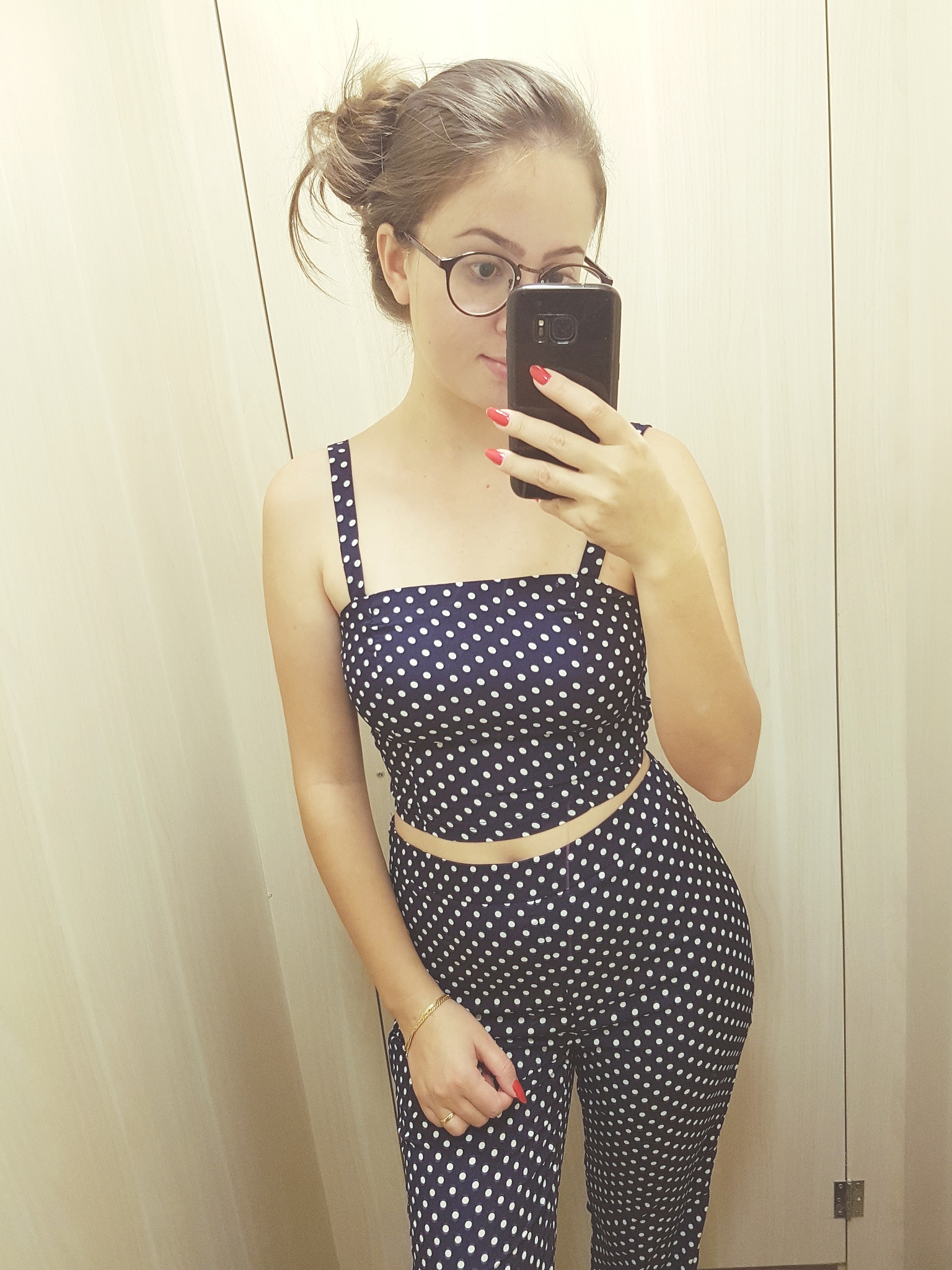 胸大穿吊带自拍发朋友圈会被觉得轻浮吗？根据这个话题给我写一篇文稿