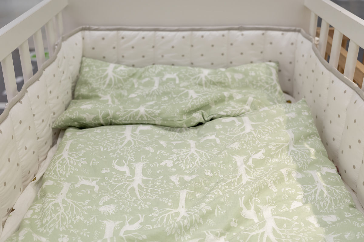 以【】的内容为主题写一篇200-1000字的文章文章内容按这种格式：text文章内容text。【床垫好还是棉花褥子好双人褥子一般用几斤棉花做合适】