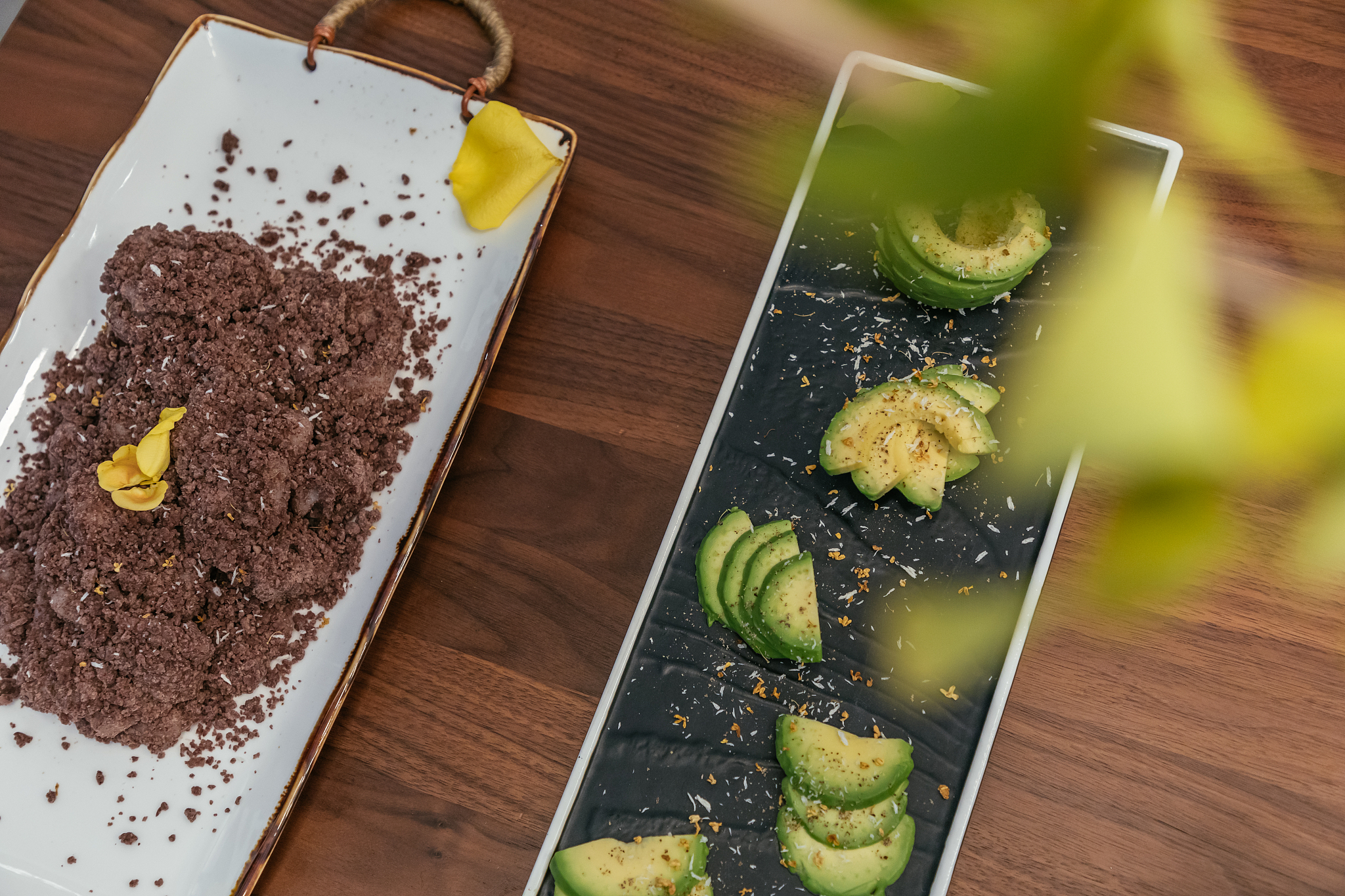 请帮我策划3个秋日烘焙沙龙的slogan需要文艺高端的语言风格