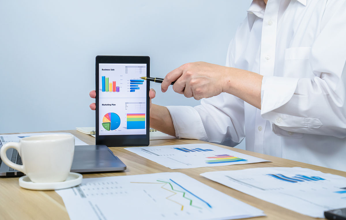 他们在唱歌比赛相识糖果喜欢上了李俊熙他们都很优秀但她并没有公之于众而是悄悄的在自己的垫写板上写下了他的名字