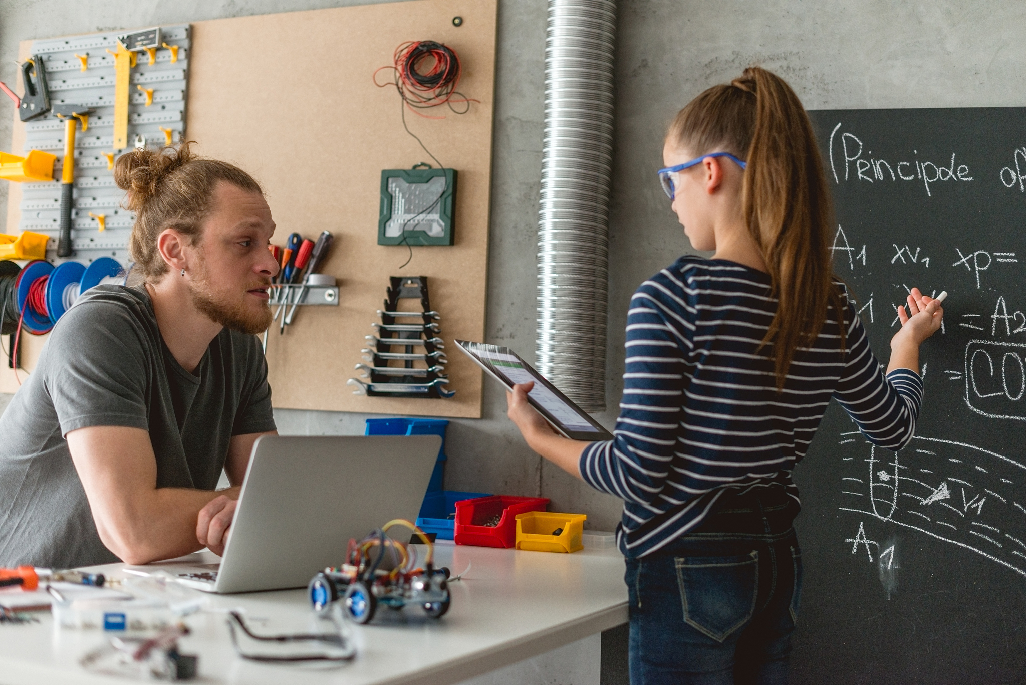 写一篇论文关于学校的未来发展