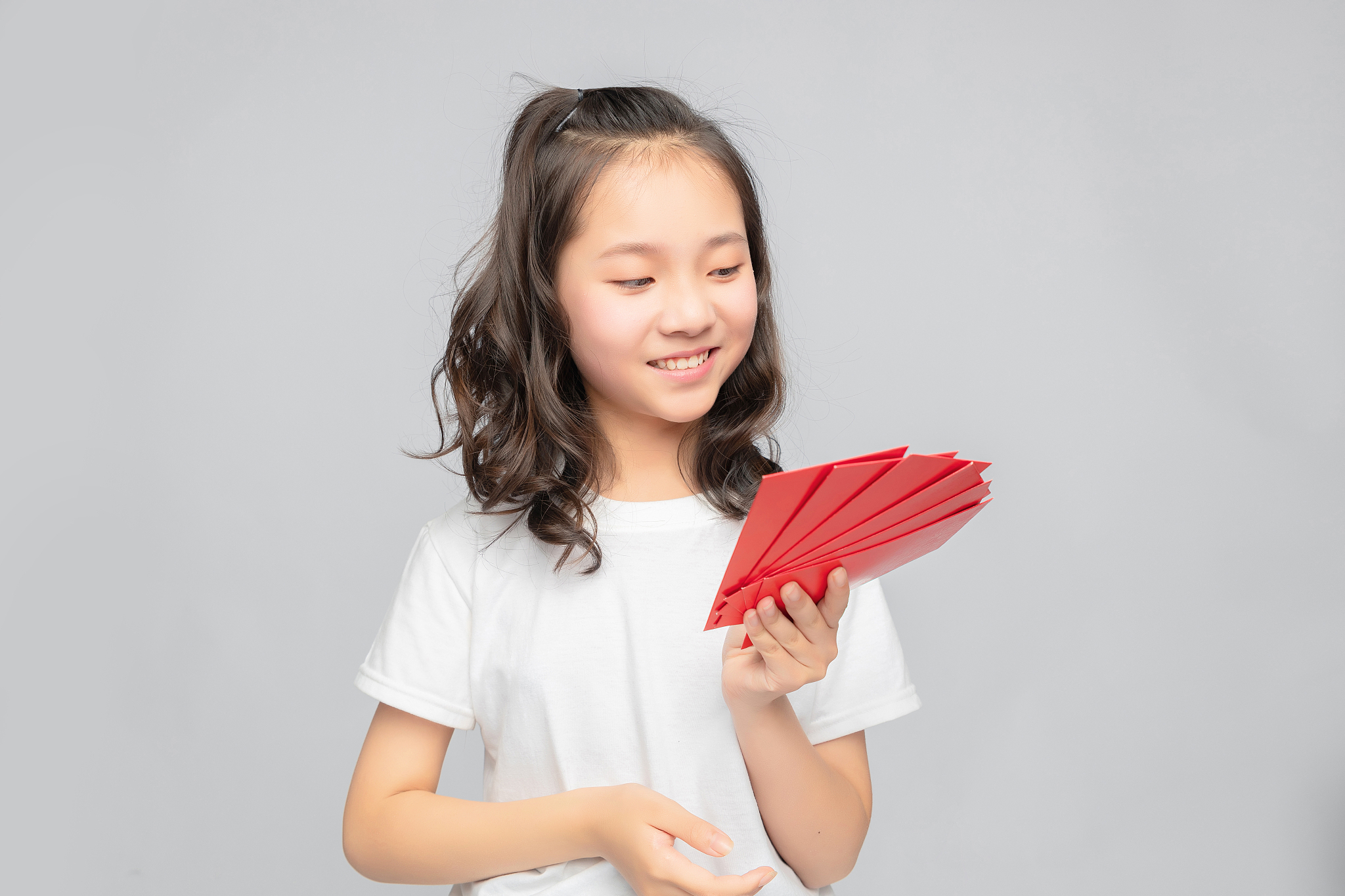 灰色背景里的亚洲小学女生
