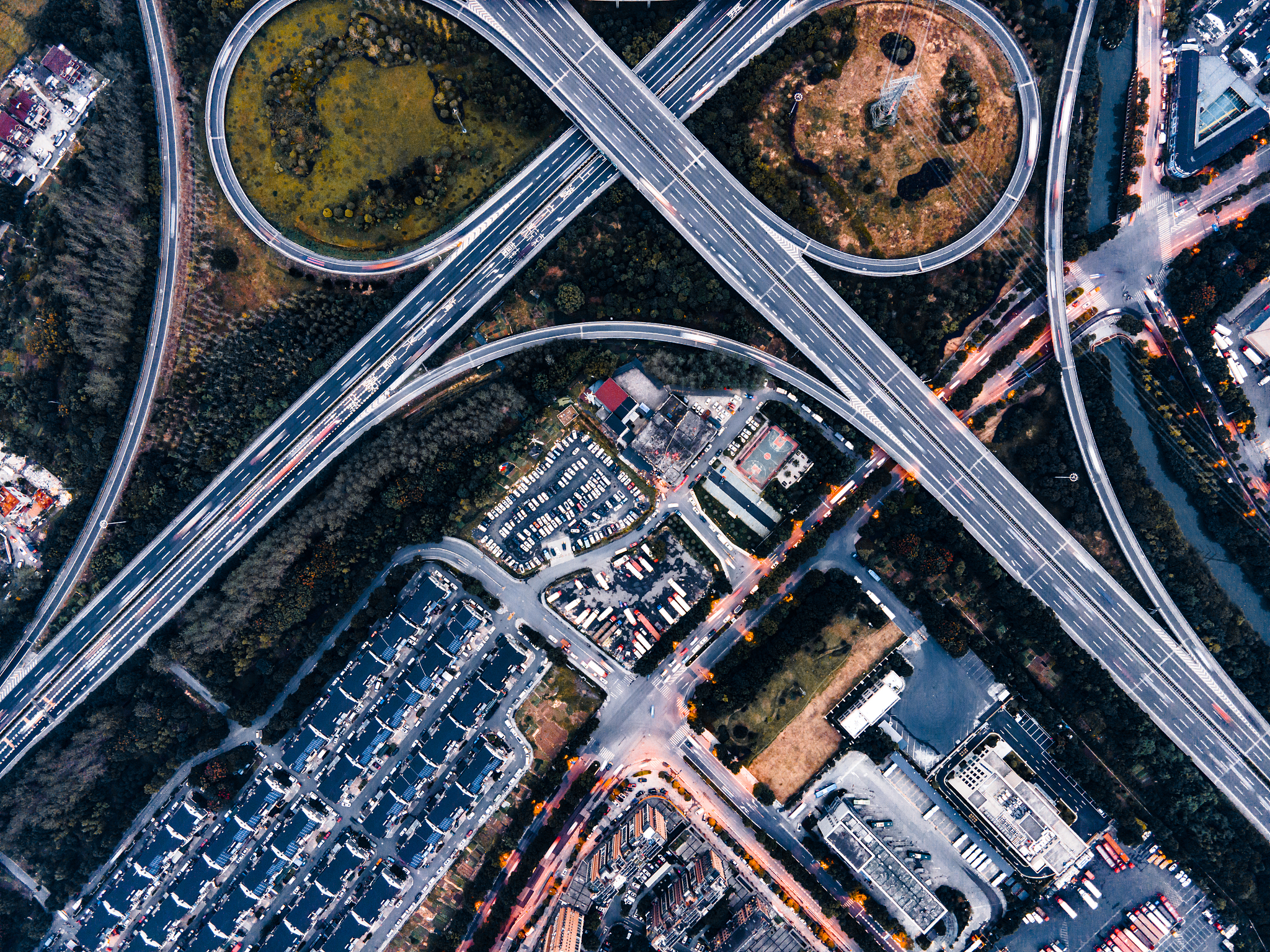 道路密度和路网连通度：衡量城市交通网络成熟度的指标