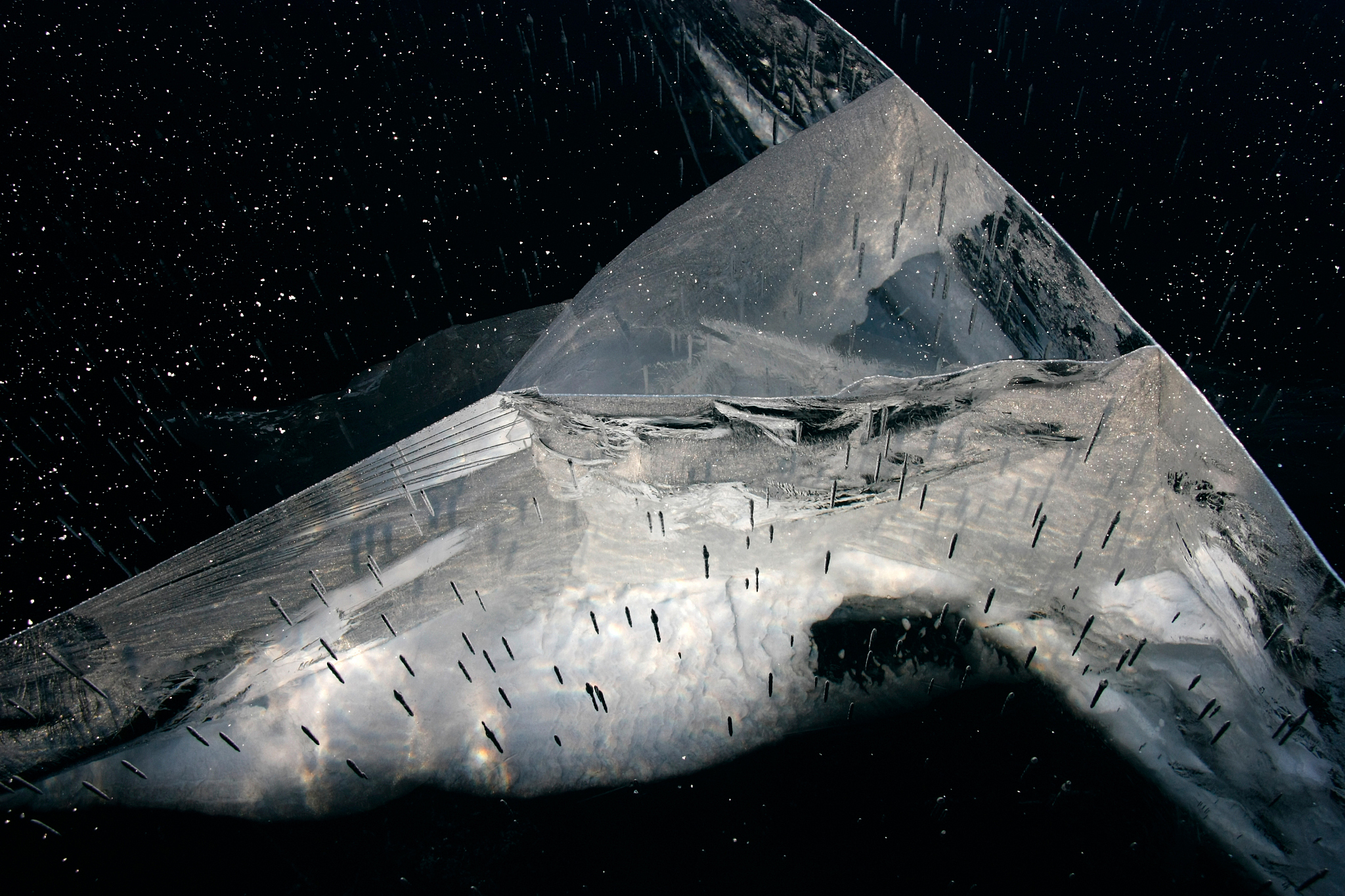 太阳系中最神秘的卫星：探索土星的冰卫星 写3000字的文章