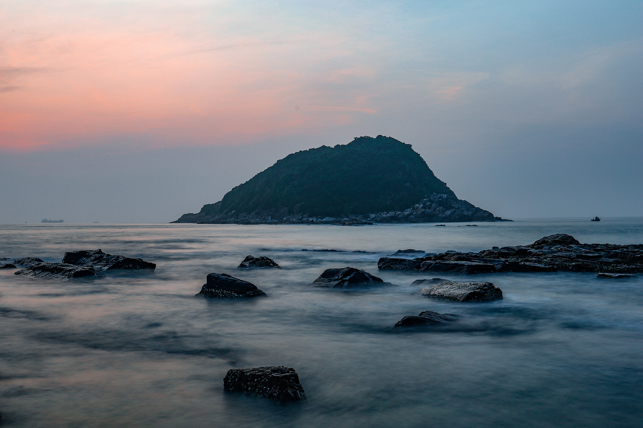 分段线性灰度变化实现对比度增强如何根据直方图分段