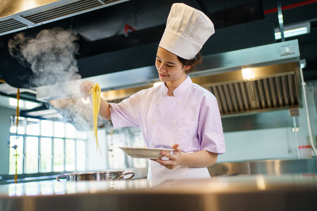 我是一名厨师所以我工作很多甚至没有自己的时间但我在追逐自己的梦想