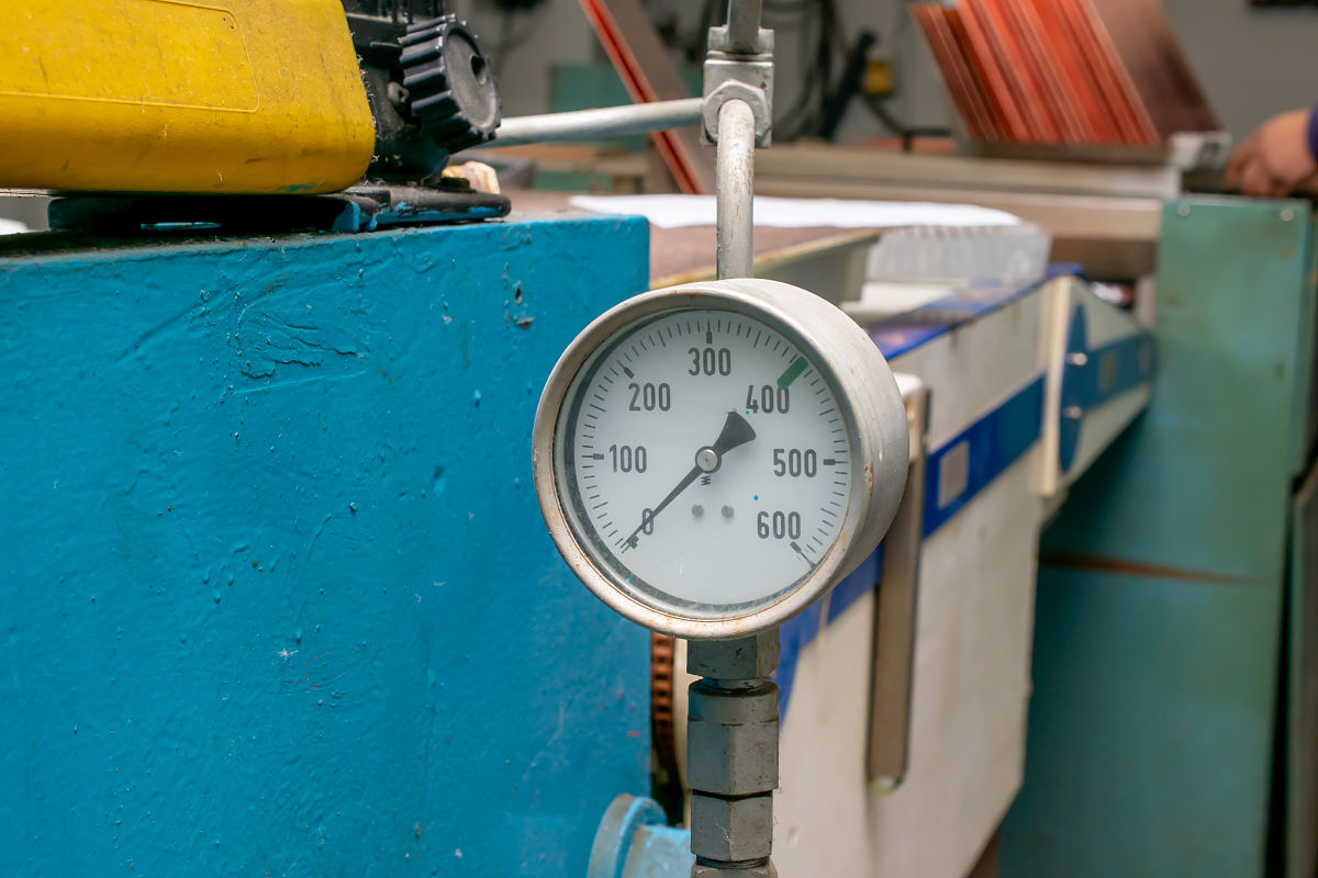 弹簧式压力计详解：组成、使用方法、优缺点及应用场景