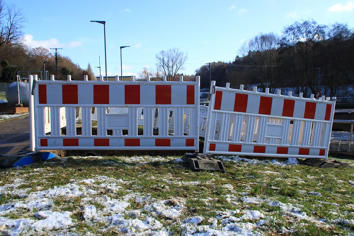 请对论文的小节内容 3XC小学项目施工安全管理存在的问题 进行小标题罗列写作保证其内容合理性不要乱写：