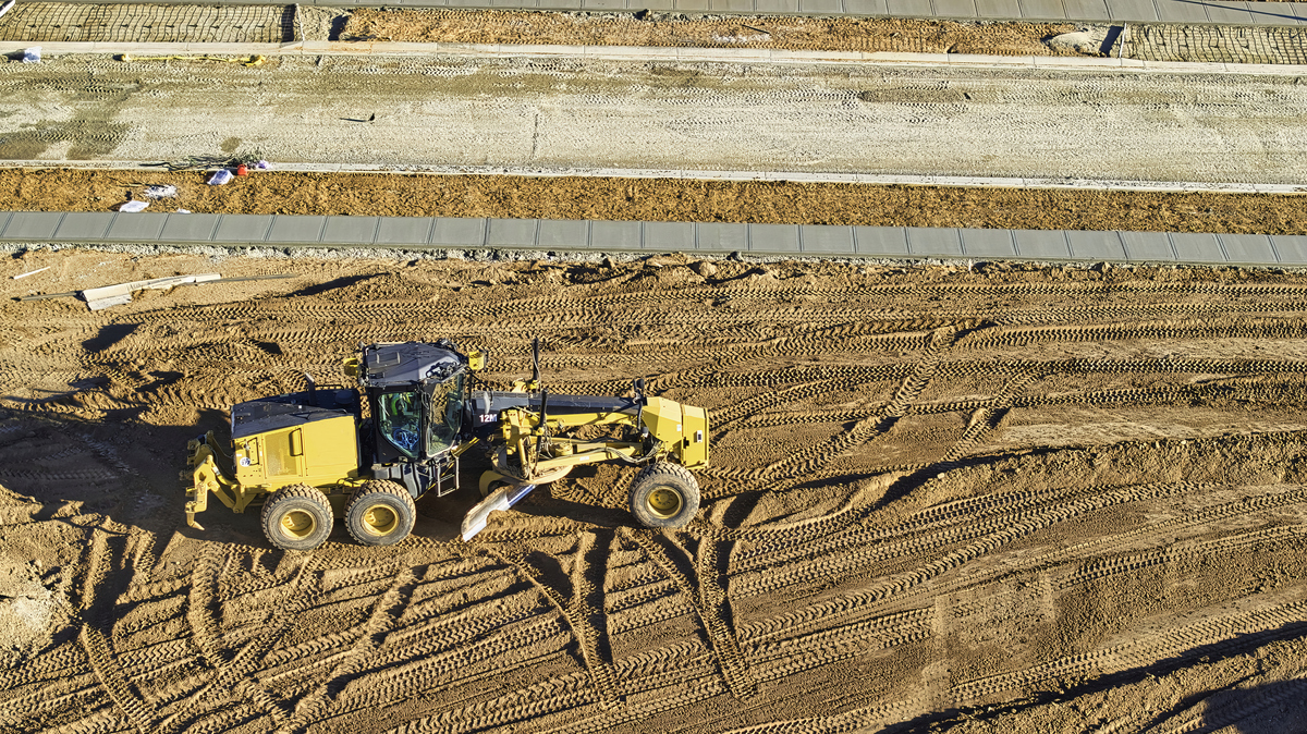 润色下面这段话：本次设计的针对沙漠的新型植树机器人主要由以下 6个系统组成：动力系统、行走系统、储水系统、液压系统、储苗系统、埋土系统。各个系统的集成可实现自动植树的一体化作业可以自动化的来完成钻坑、种苗、储苗、埋土、浇水功能。各个部分的结构及工作原理如下：