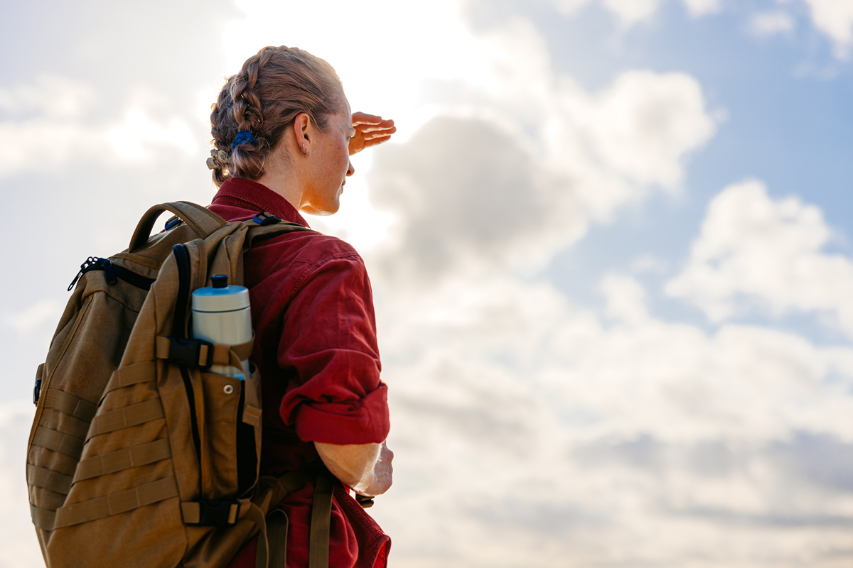 请用英语专业八级的水平翻译这段话多用从句注意过渡词和衔接词的使用越来越多的中国年轻人正对旅游产生兴趣这是近年来的新趋势。年轻游客数量的不断增加可以归因于他们迅速提高的收入和探索外部世界的好奇心。随着旅行多了年轻人在大城市和著名景点花的时间少了他们反而更为偏远的地方所吸引有些人甚至选择长途背包旅行。最近调查显示很多年轻人想要通过旅行体验不同的文化丰富知识拓展视野。