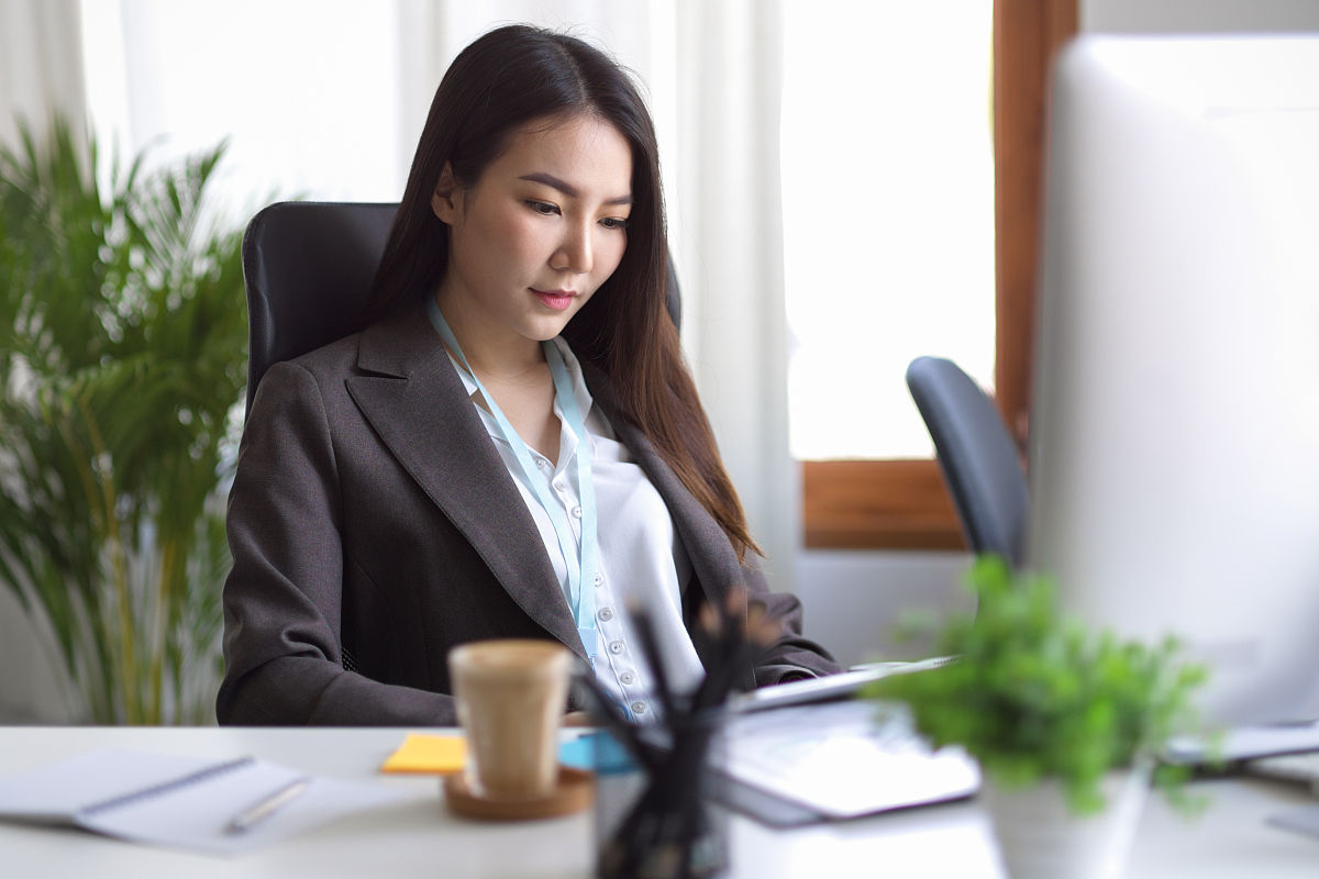 与“重点开展”和“重点完成”类似的词汇有哪些？