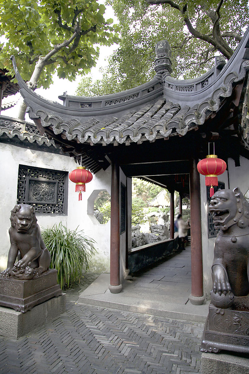 你是一名建筑学院教授介绍一下上海市清心堂位于陆家浜路