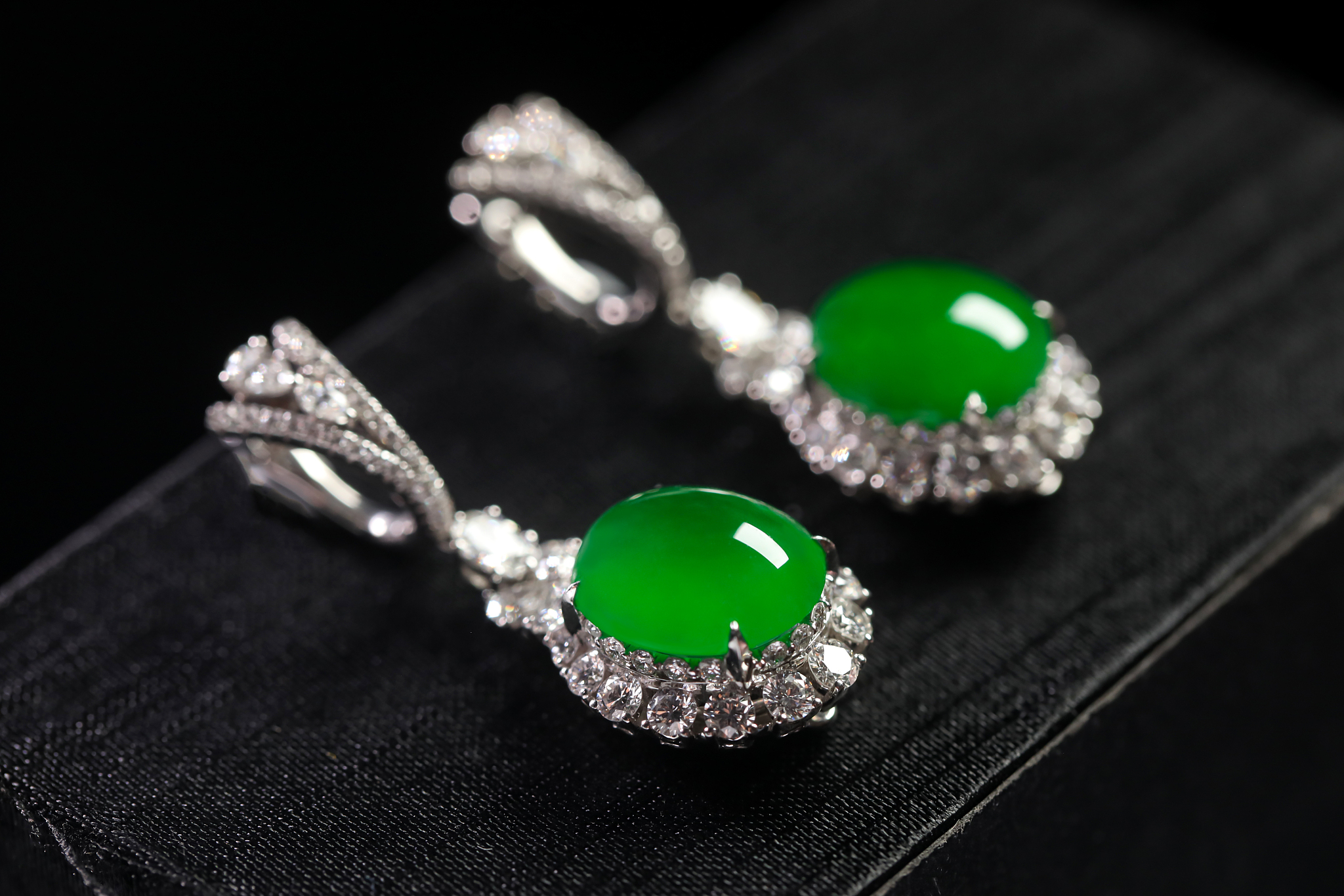 阐释如何促进A珠宝公司翡翠直播电商销售产品高端化300字