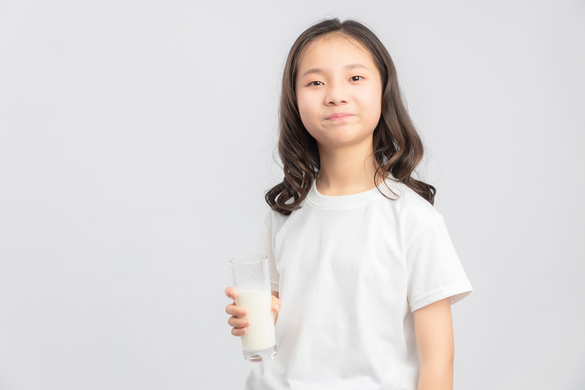 灰色背景里的亚洲小学女生