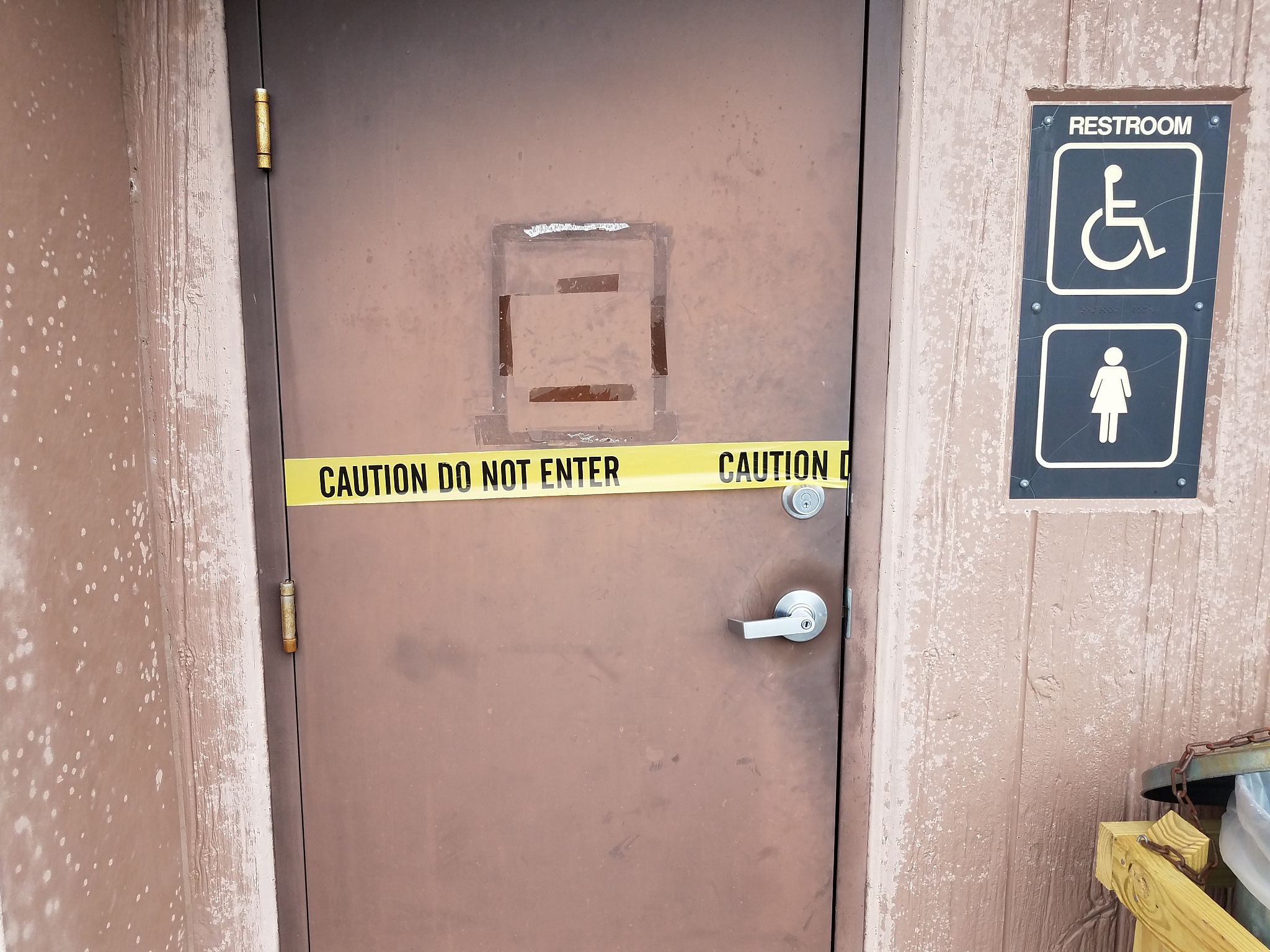 翻译
All emergency exit doors leading directly to the outside shall open outwardly and shall be equipped with “panic hardware” or an approved alternative (shall be approved by Business Unit safety leader).