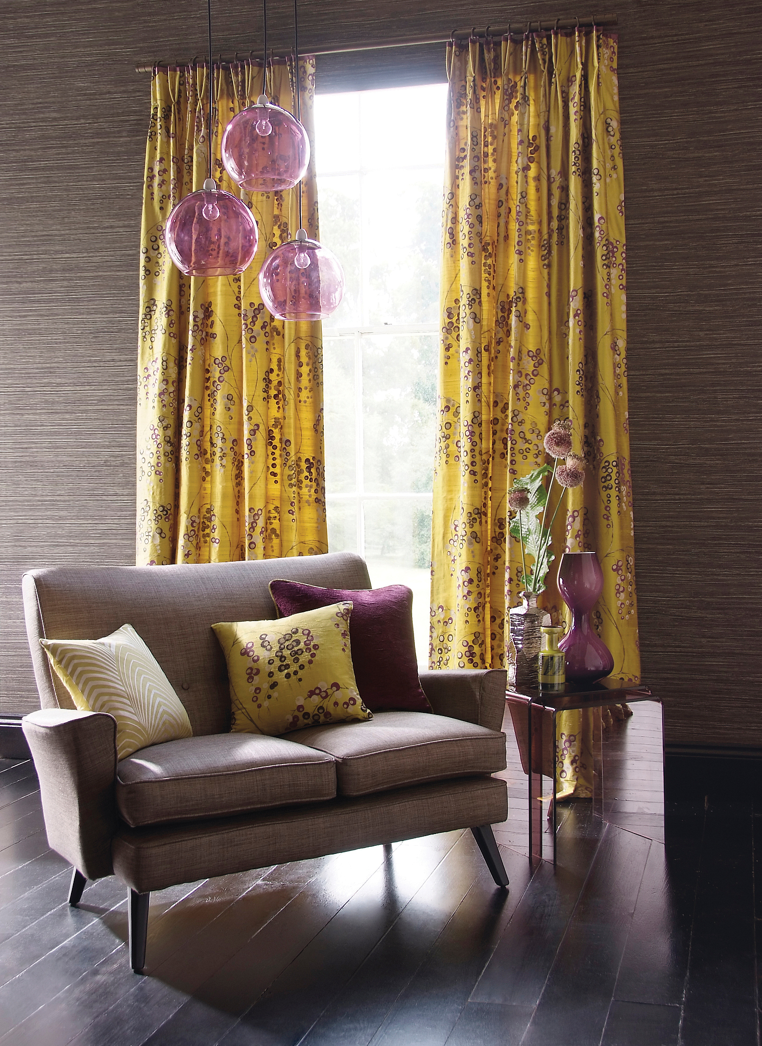 用自己的理解总结软装饰材料的概念写成一段话格式不少于300字。