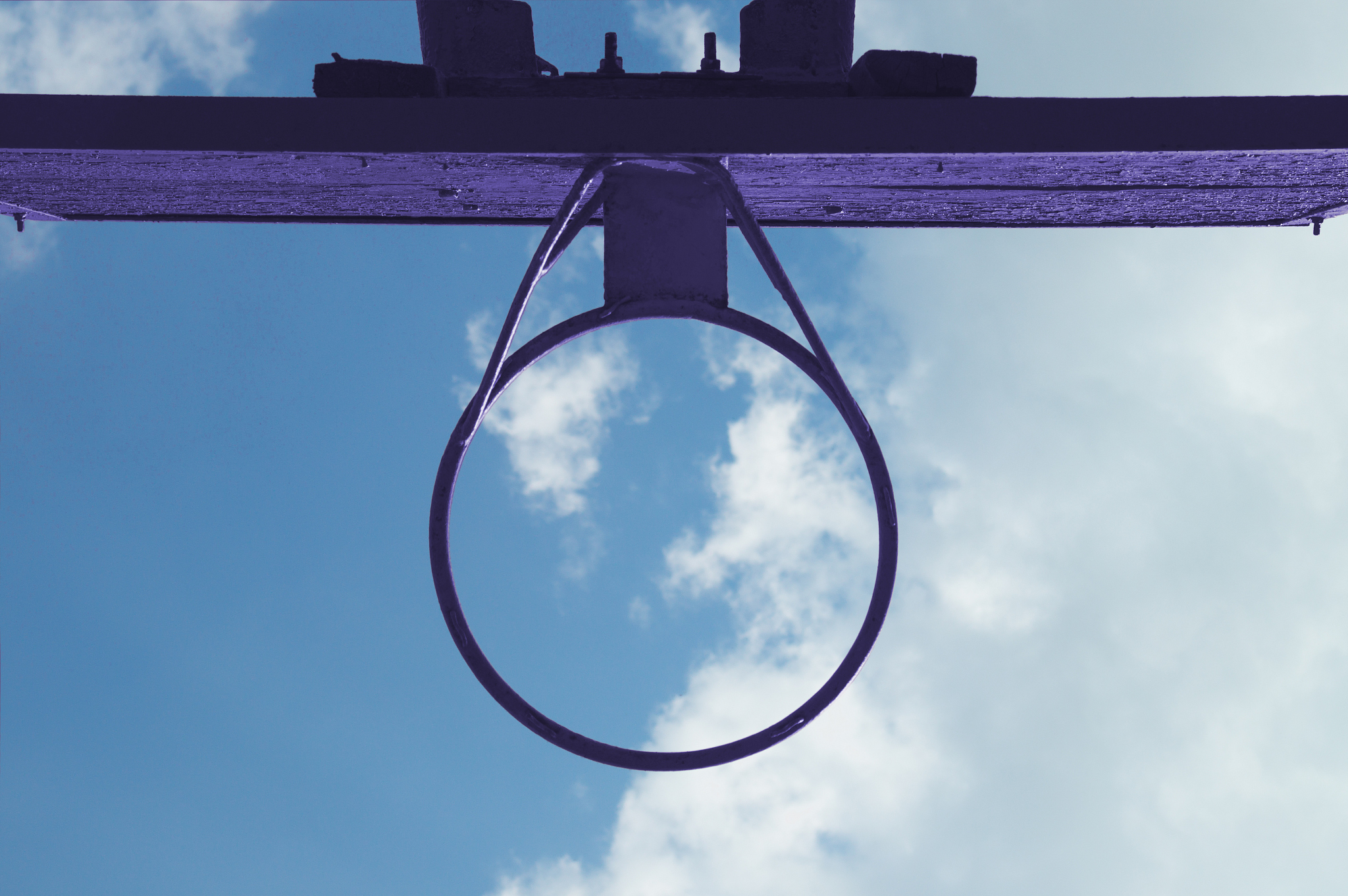 过山车没有动力是怎么实现在不同的轨道上运动的？