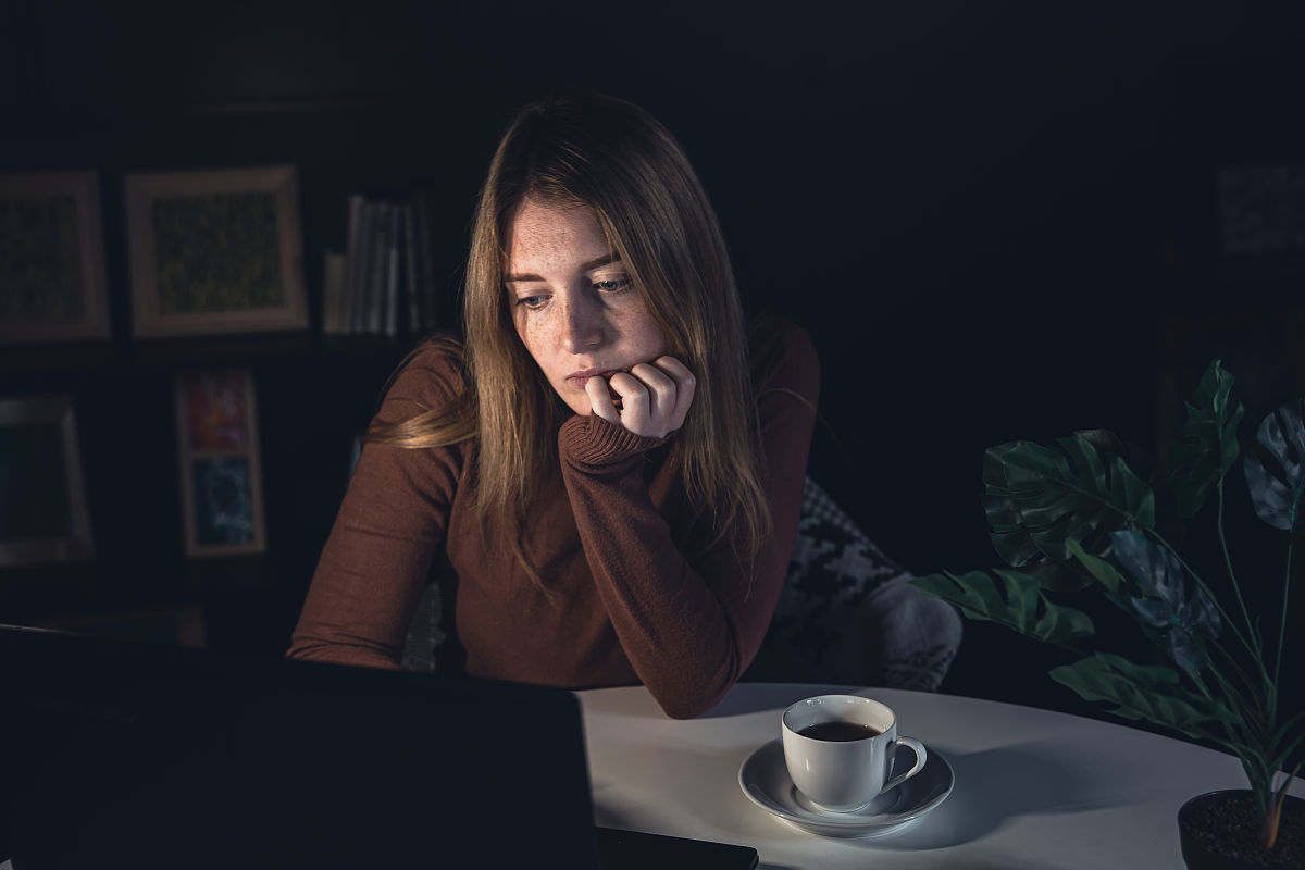 随着警方的讯问逐渐揭开了事件的真相。原来卢女士是一位做服装生意的富裕女性几年前与丈夫离婚后独自生活在家。她的孩子在外地上大学平时经常不在家导致她经常感到寂寞和空虚。改写句子500字