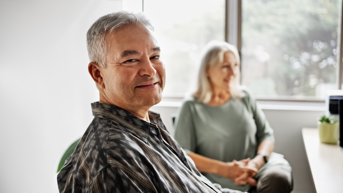 长寿的老人：基因、习惯、心理和社会支持的共同作用