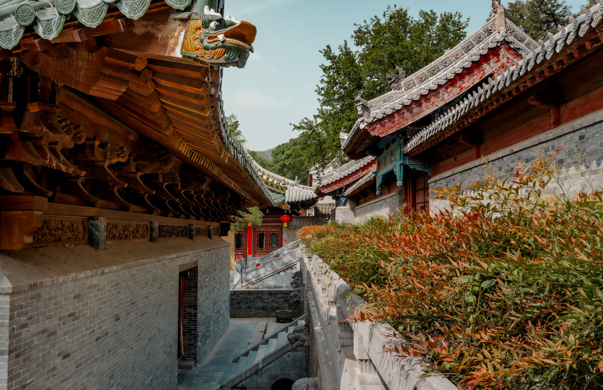 黄灵寺在山的什么位置寺门在什么方向帮我用200字详细描述