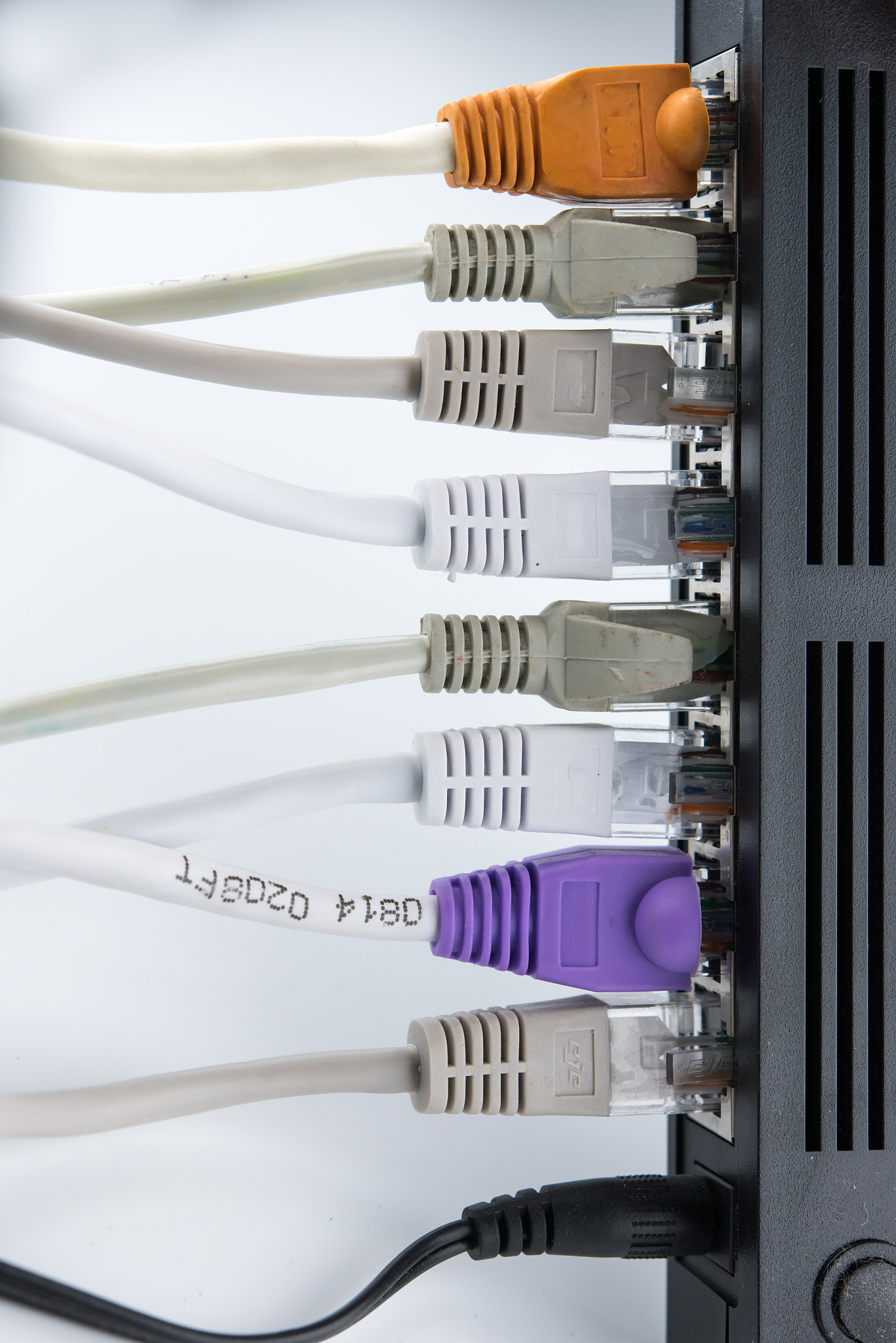 新屋预埋网线一般是哪种？新屋预埋网线一般是Cat5e或Cat6类型的网线。这些类型的网线都能够支持高速的数据传输和网络连接可以满足大多数家庭和办公室的网络需求。同时这些网线也比较普遍和成本较低因此被广泛应用于新房的预埋网络布线中。怎么知道家里的网线是cat5还是cat6？可以查看网线上的标识或者询问安装者或房主。Cat5和Cat6网线在外观上很相似但是Cat6网线的传输速率更高支持更高的频率和更长