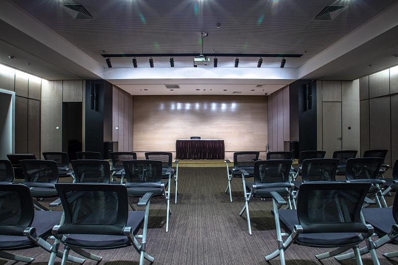 帮我把下面这三点内容扩充说明字数不少于500字1、会议室设计结合功能、面积、需求来划分会议室类别进行设计；2、会议室以问卷或座谈的形式调研会议室相关系统配置需求由建设单位组织会议同各业务部门逐层确认每个会议室系统配置需求；3、原则上各会议室系统配置尽量统一品牌和性能公共会议室系统配置需要统一部门会议室根据部门需求进行配置；