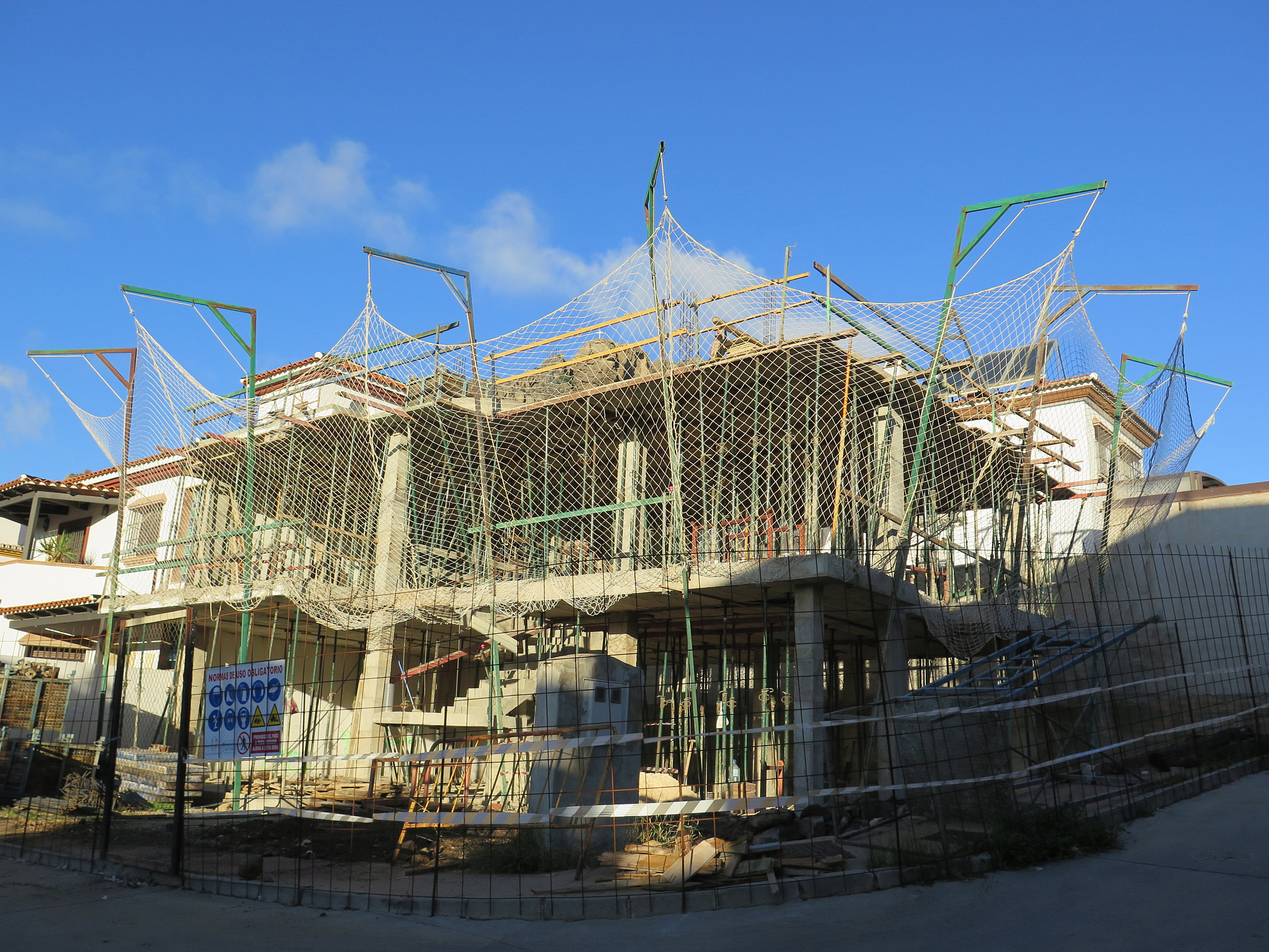 用英文写一篇不少于500词金属车库建筑应用于哪些行业的文章