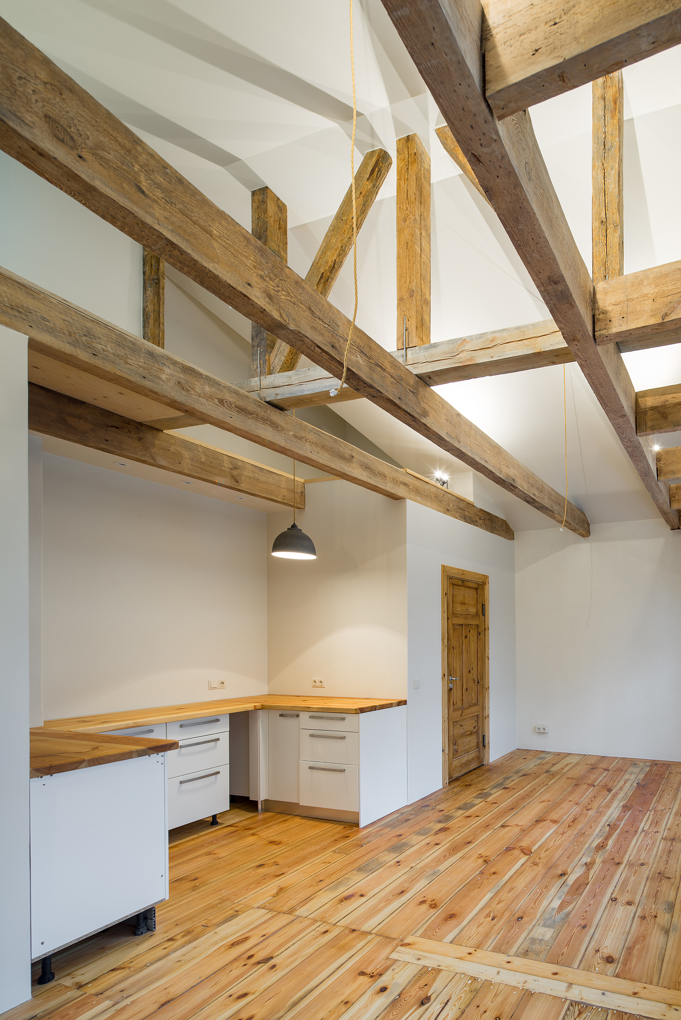 不可分割的距离空间及其子空间