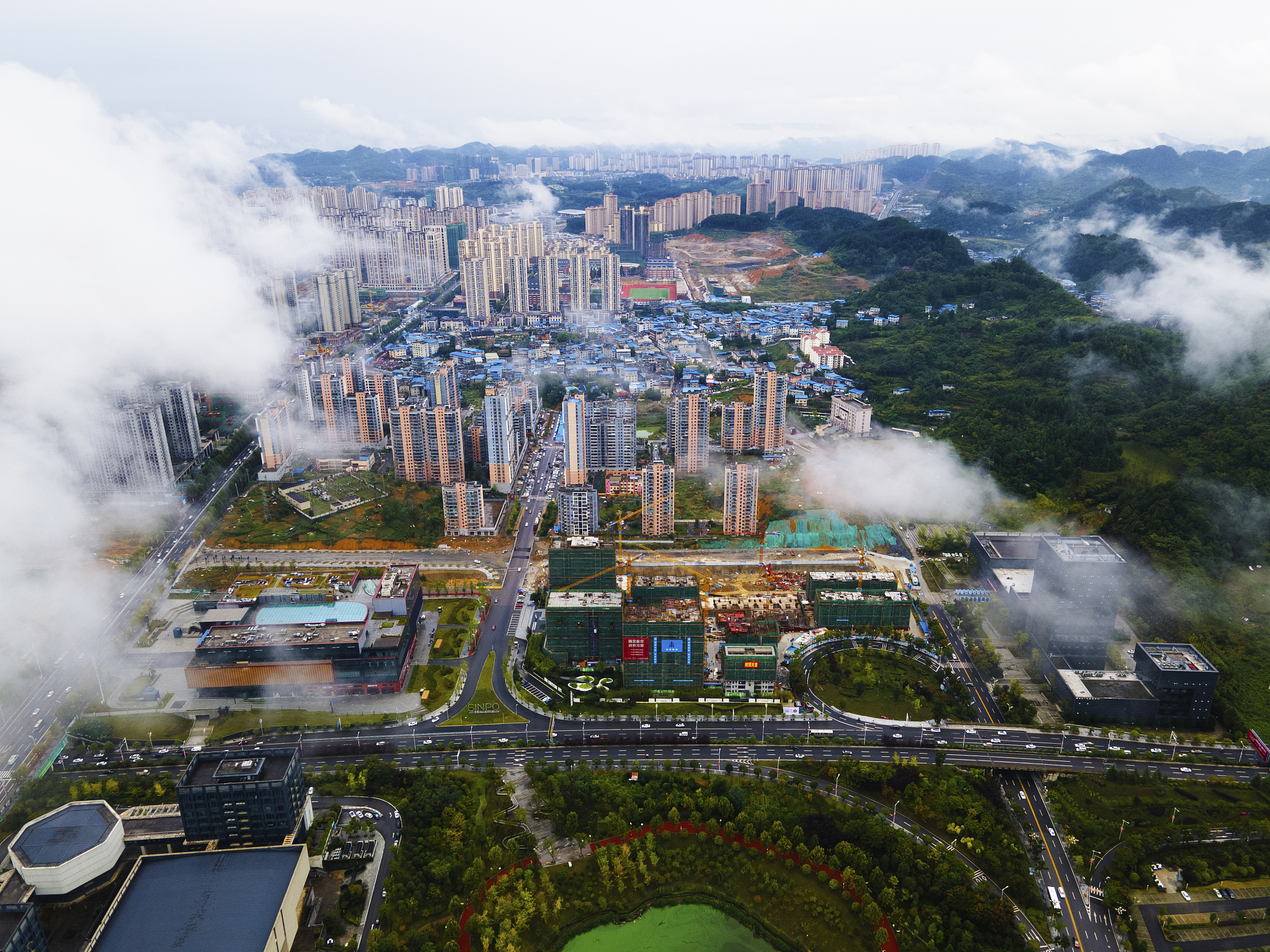 论贵州毕节发展的贵州毕节作为贵州省西南部的重要城市近年来在经济、文化、旅游等方面取得了长足的发展。首先毕节市在经济发展方面取得了显著进展。该市拥有丰富的矿产资源和农产品资源如煤炭、铜、锌、硒、茶叶、柑橘等这些资源为毕节市的经济发展提供了坚实的基础。同时毕节市积极推进产业结构调整大力发展高新技术产业、现代服务业等新兴产业逐渐实现了由传统产业向现代产业的转型升级。其次毕节市在文化建设方面也取得了一定的