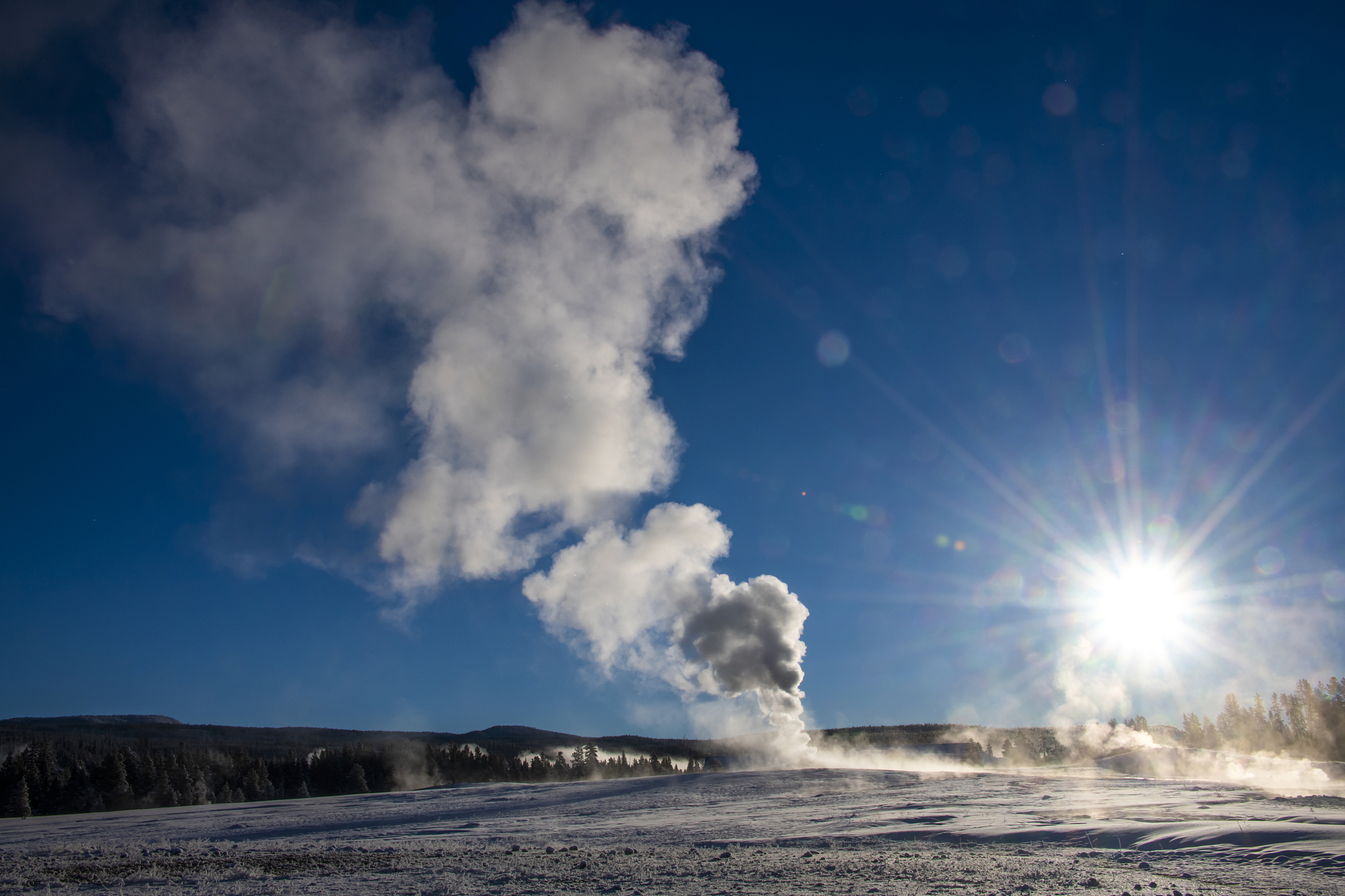 检查一下以下文字的语法和写作问题：同时野火是全球碳质气溶胶的主要来源之一。据估计全球火灾排放的气溶胶产生的总辐射效应约为- 078 ± 029 W m-2其中大部分来自气溶胶与云相互作用产生的短波辐射效应53。森林火灾排放的气溶胶和温室气体会随着大气环流远距离传输进一步影响其他地区的空气质量和辐射平衡。在气候变化背景下评估野火的生态环境效应需要不断完善对野火相关过程的科学认识并从植被、有机土壤、冻