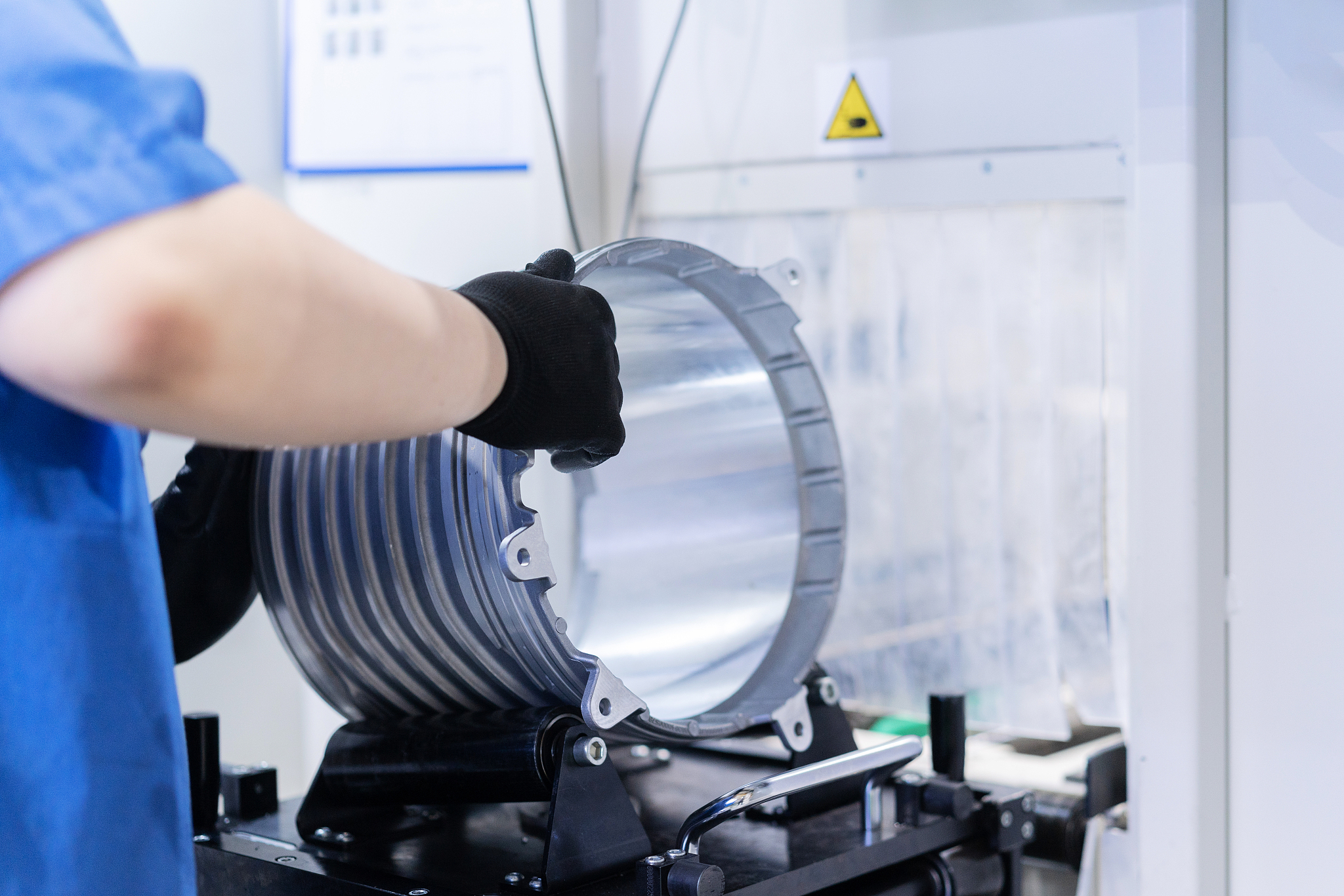 对于直流电机来讲电机输出端引脚是高电平电机就可以转动当输出端高电平时电机会转动但是是一点一点的提速在高电平突然转向低电平时电机由于电感有防止电流突变的作用是不会停止的会保持这原有的转速以此往复电机的转速就是周期内输出的平均电压值将这段文字降重