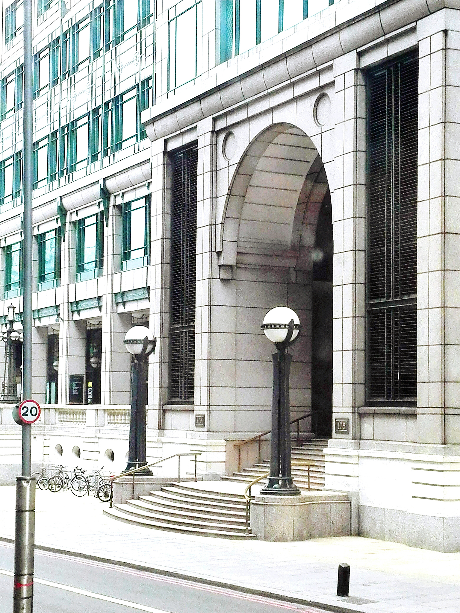 中国驻日本大使馆帮我用210字详细描述