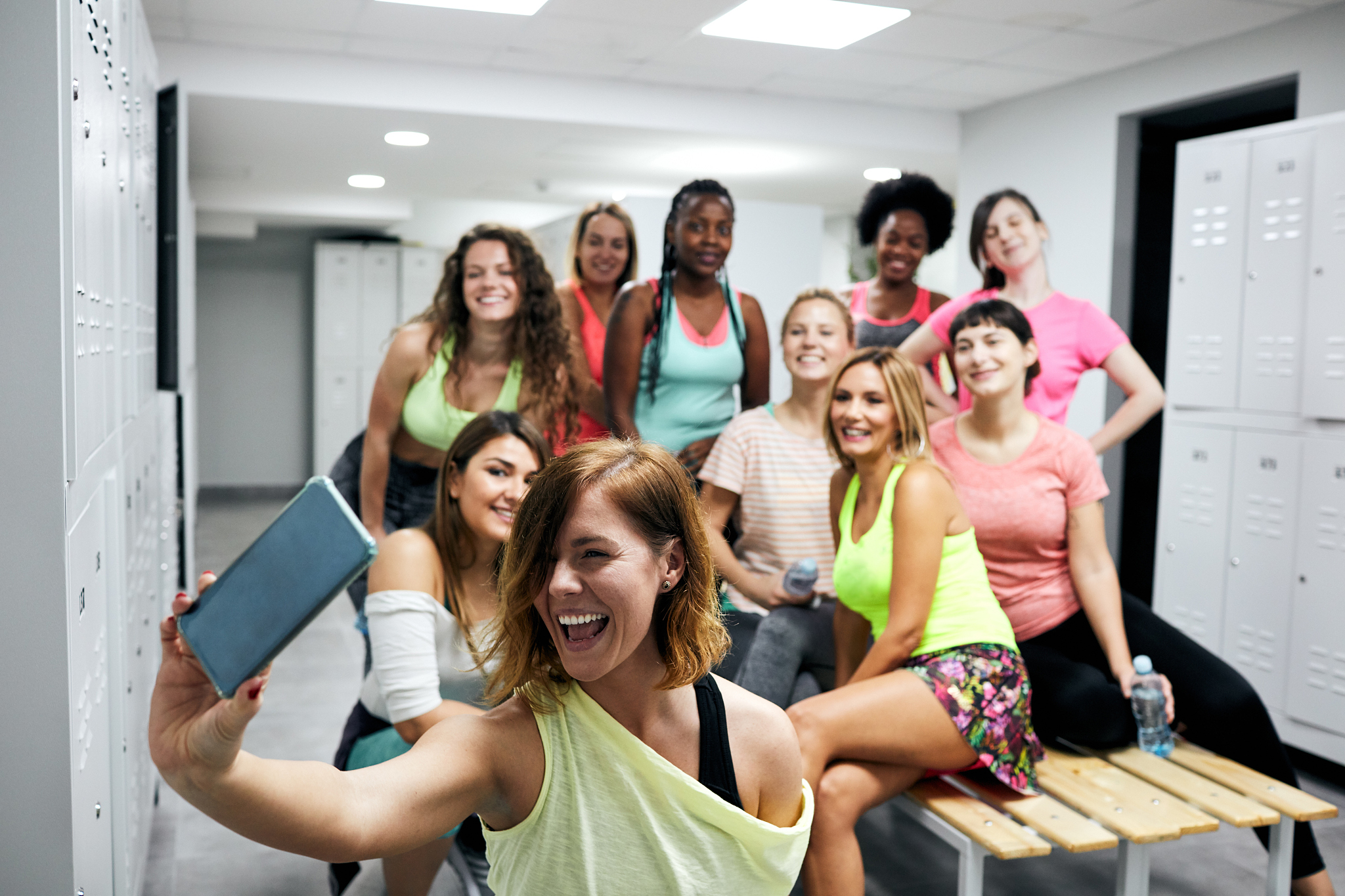 写一篇关于大学生体育运动对在大学实现成功的关系的英语作文并翻译