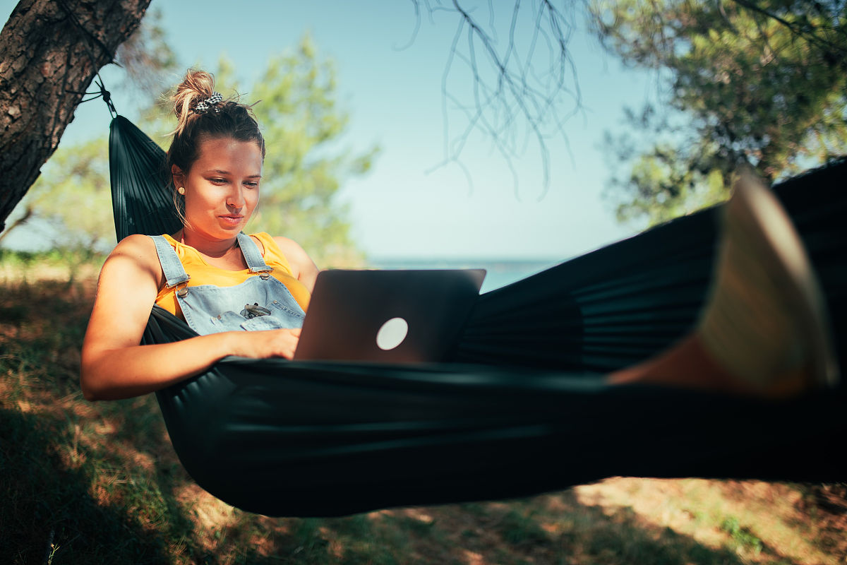统编版小学道德与法治五年级上册教材中共包含四个单元分别是面对成长中的新问题、我们是班级的主人、我们的国土 我们的家园、骄人祖先 灿烂文化这四个单元旨在引导学生从四个不同的问题领域进行自主探索每个单元都有其独特的教育价值导向。第一单元面对成长中的新问题重在引导学生遇到问题学会自主选择、学会主动沟通、学会拒绝。第二单元我们是班级的主人注重帮助学生在参与班级事务中体会民主意识、遵守程序、担当责任。第三单