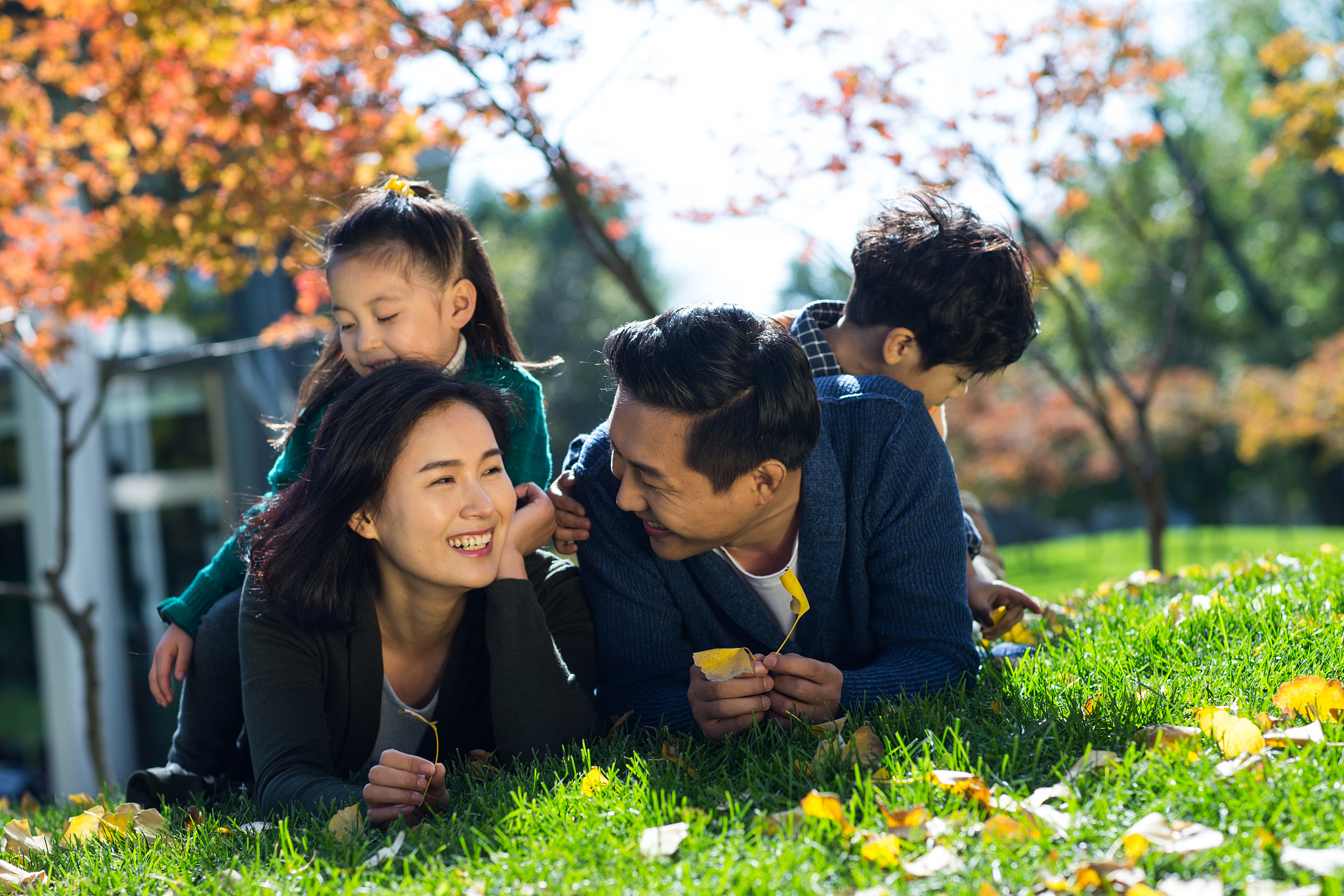 我要微这边小说确定几个人物请给几个参考我需要主角为男性还需要几个主角的朋友和父母他们都是中国人请为他们设定年龄职业性别性格请为这个故事设定一个简单的主体框架以及框架中的几个小情节