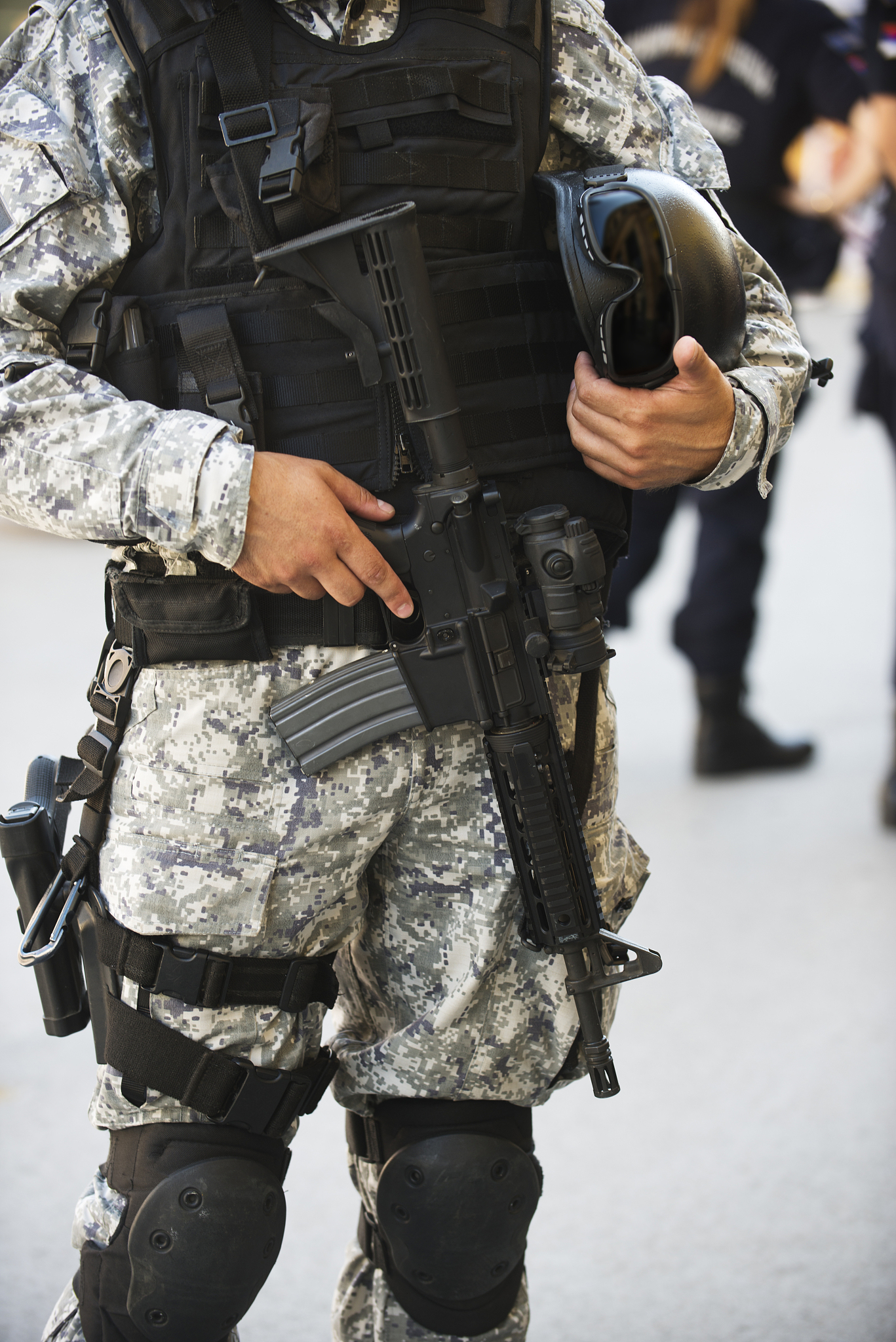 警用装备PPT：概述、制服、武器、通讯和防护