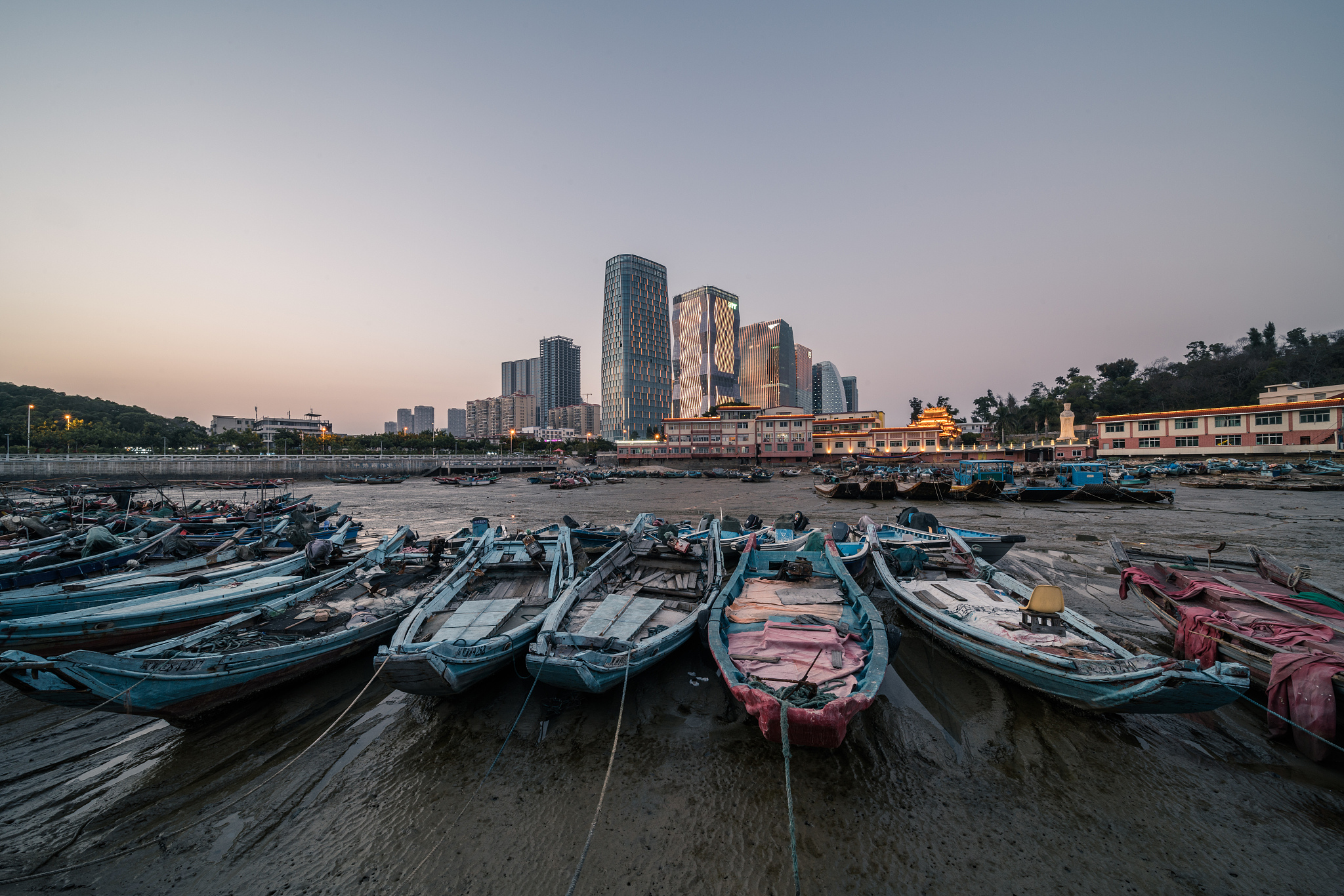 厦门环岛路渔船港口黄昏城市风光