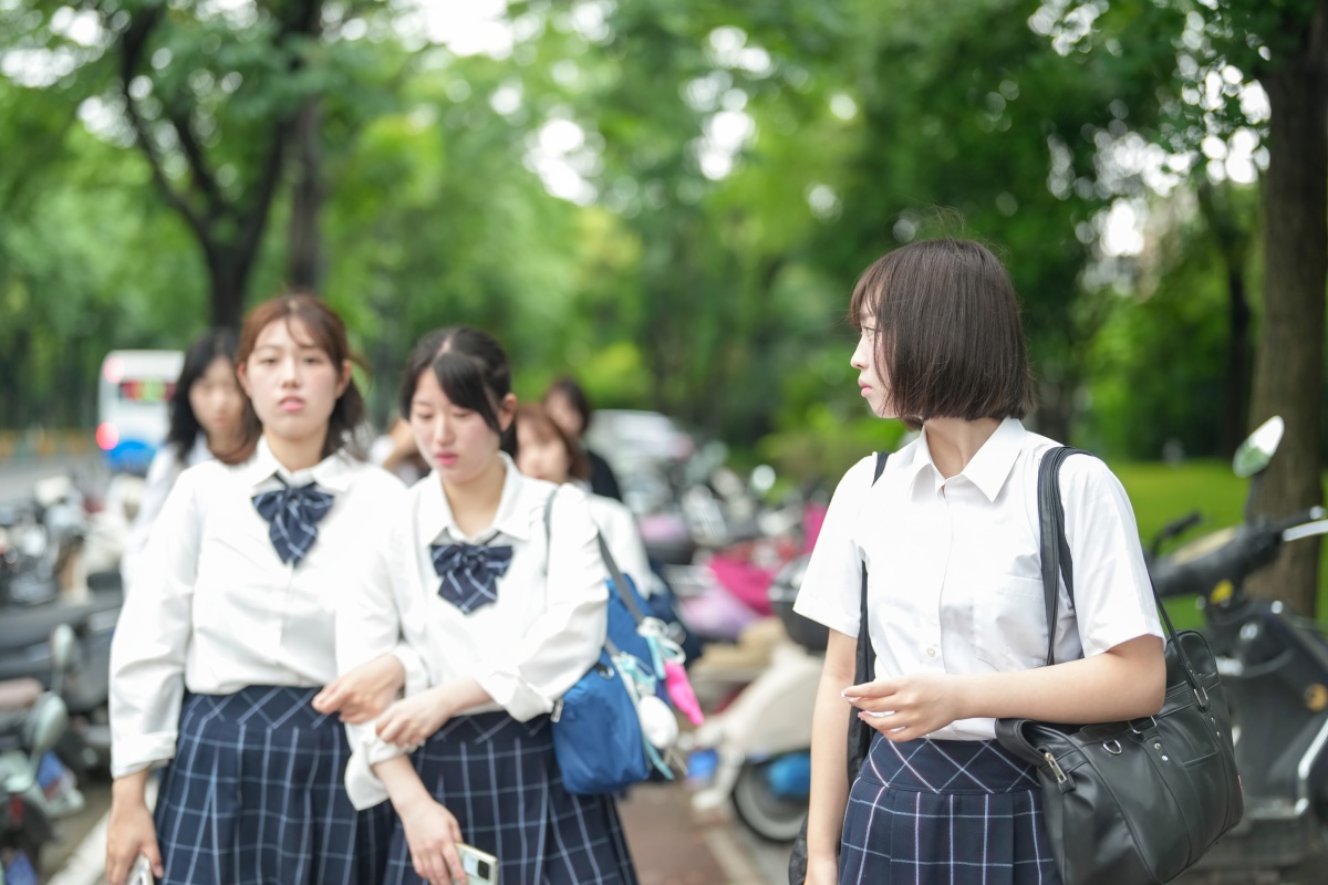 女人大学毕业后照片突然变漂亮怎么回事